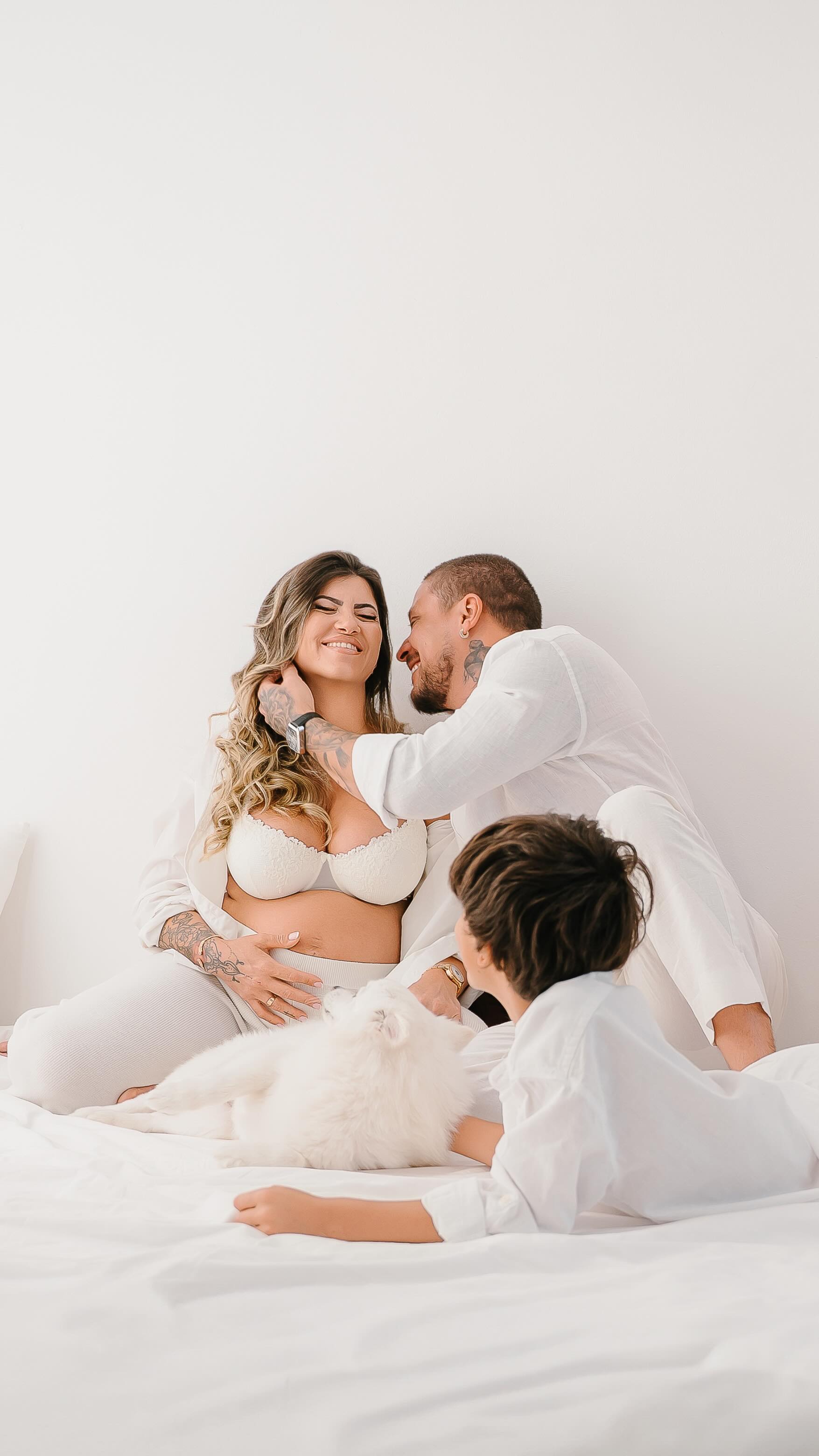 Tenéis un tesoro que se llama familia ✨??? o maior tesouro é la familia ✨?
Samira, Juan, Lorenzo, Mateo, Hache… MUITO OBRIGADO ????
Especial mencion al excelente trabajo de @raquel.beautyspace como MUA y Hairdresser✨??
#Familia #filmphotography #familytime #maternity #newborn