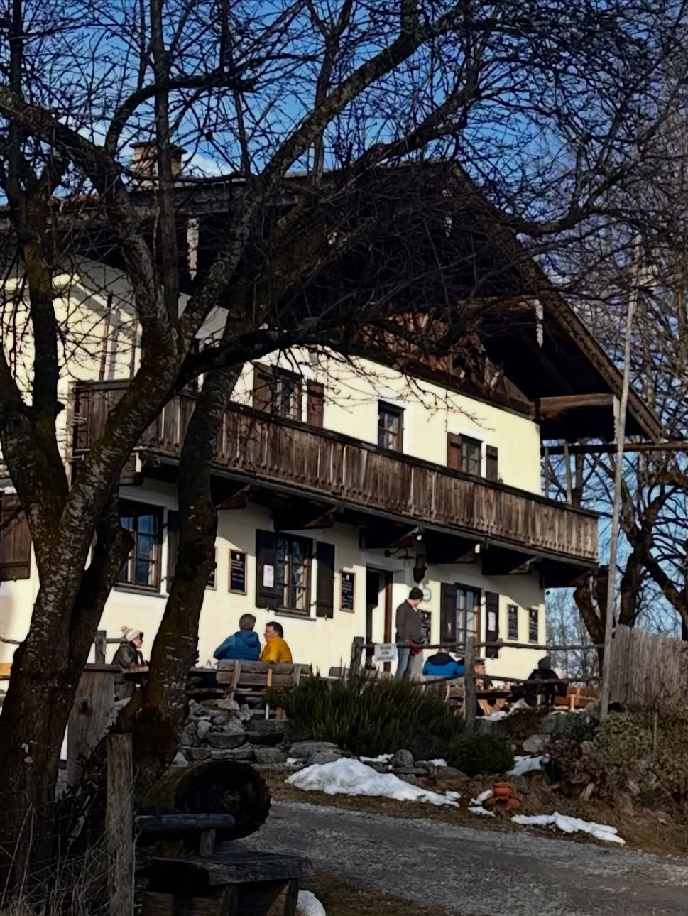Ein Hauch von Frühling:
Die erste Brotzeit in der wärmenden Mittagssonne beim Anderl vom Berggasthof @bergwirtschaftguglhoer
unweit von Murnau,
unweit vom SCHELLENWIES!
Die Chefin hat wieder köstlich gekocht!
Und dann ne Runde laufen auf der Endmoräne mit Zugspitzblick durch die verschneite Winterlandschaft.
Kann schöner nicht sein, der letzte Tag im ersten Montag des neuen Jahres!
#auszeitinbayern
#brotzeit
#berghütte
#blauesland
#ferienindenbergen