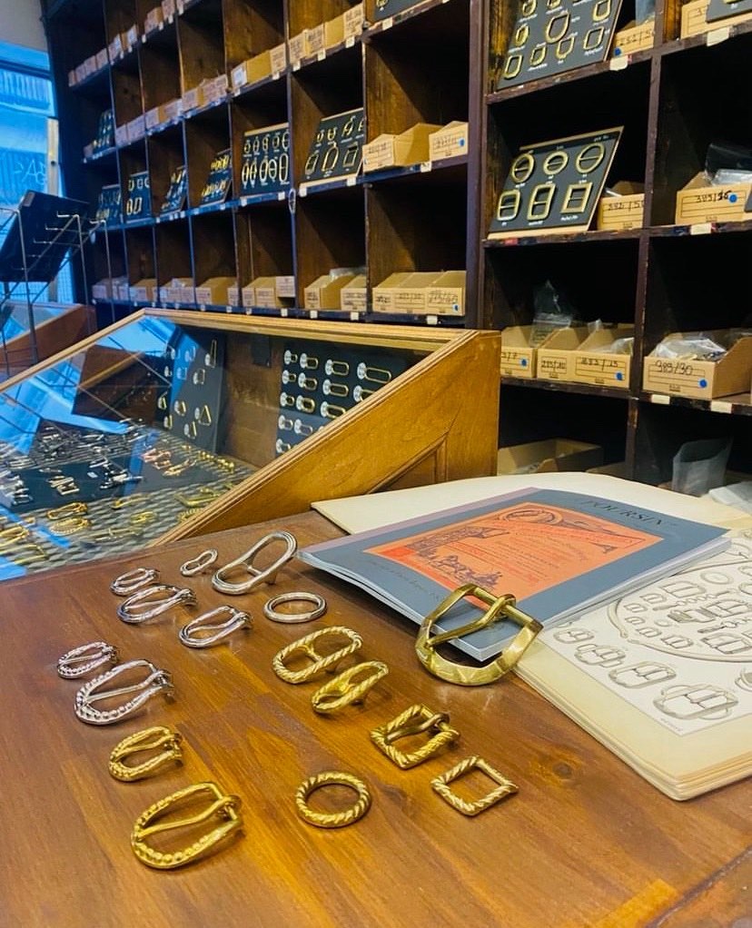 Maison Poursin : collection Moderne - Collection cordé - Collection Perle - Collection Facette Diamant , intemporelles depuis 1830 disponibles sur www.poursin.com , et visible dans la réédition du catalogue n.9 de 1912, disponible à l’achat aussi sur le e-shop #poursin #harnachement #attelage #laiton #since1830 #bouclerie #patrimoine