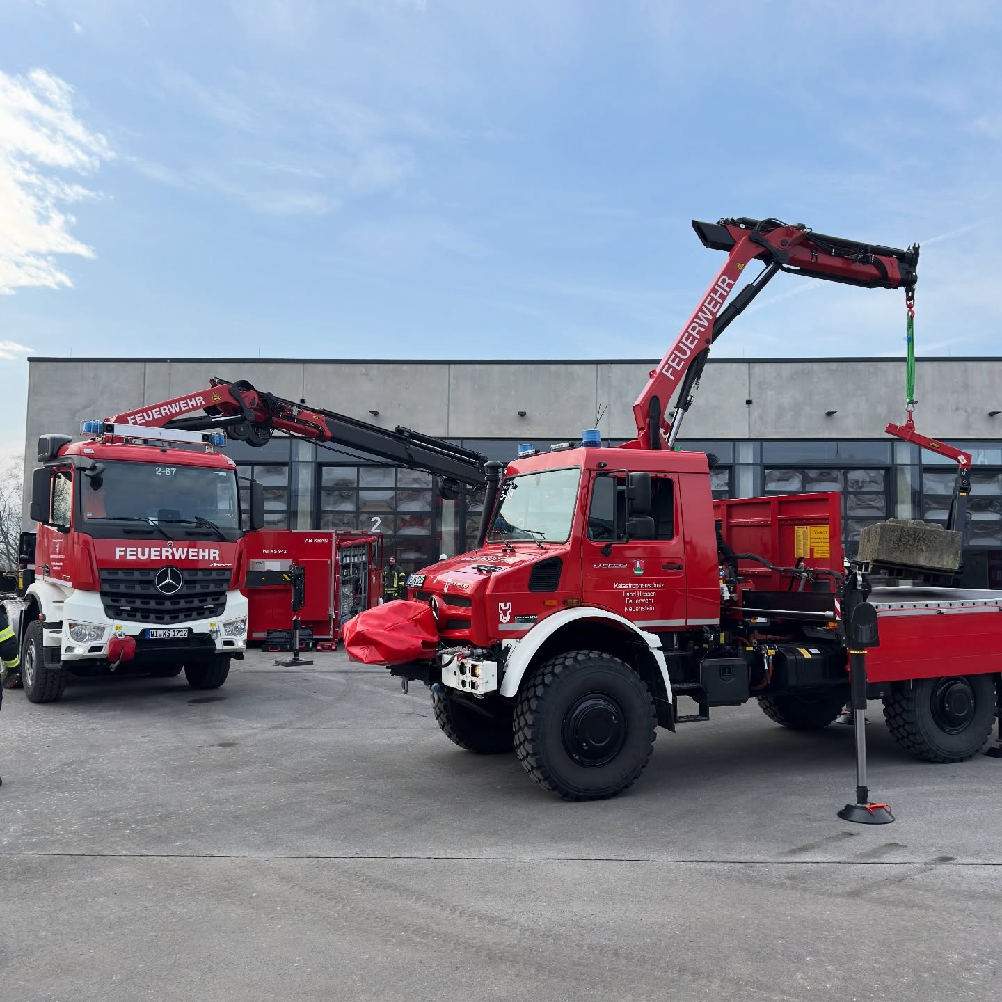 Wachsende Expertise im hessischen Katastrophenschutz ?
In vorbildlicher Zusammenarbeit der Feuerwehren Bad Hersfeld-Fuldatal und Neuenstein absolvierten weitere Bediener erfolgreich die mehrtägige Qualifizierung zum Ladekranführer.
Neben den bekannten Fahrzeugen – dem WLF-K 32 mit PK 34002 SH sowie dem GW-L KatS mit PK 12.501 SLD5 – kam hier erstmals ein PALFINGER VR2 Ladekransimulator zum Einsatz. ?️
? Ziel: maximale aktive Bedienzeit und messbarer Kompetenzzuwachs für alle Teilnehmenden.
Vielen Dank für die wiederholte Beauftragung und die wie immer unkomplizierte, professionelle Zusammenarbeit! ?
@feuerwehrbadhersfeld
@ffneuenstein
@palfingerag
@100_jahre_fw_asbach
#palfinger #feuerwehr #katastrophenschutz #ladekran #ladekrantraining