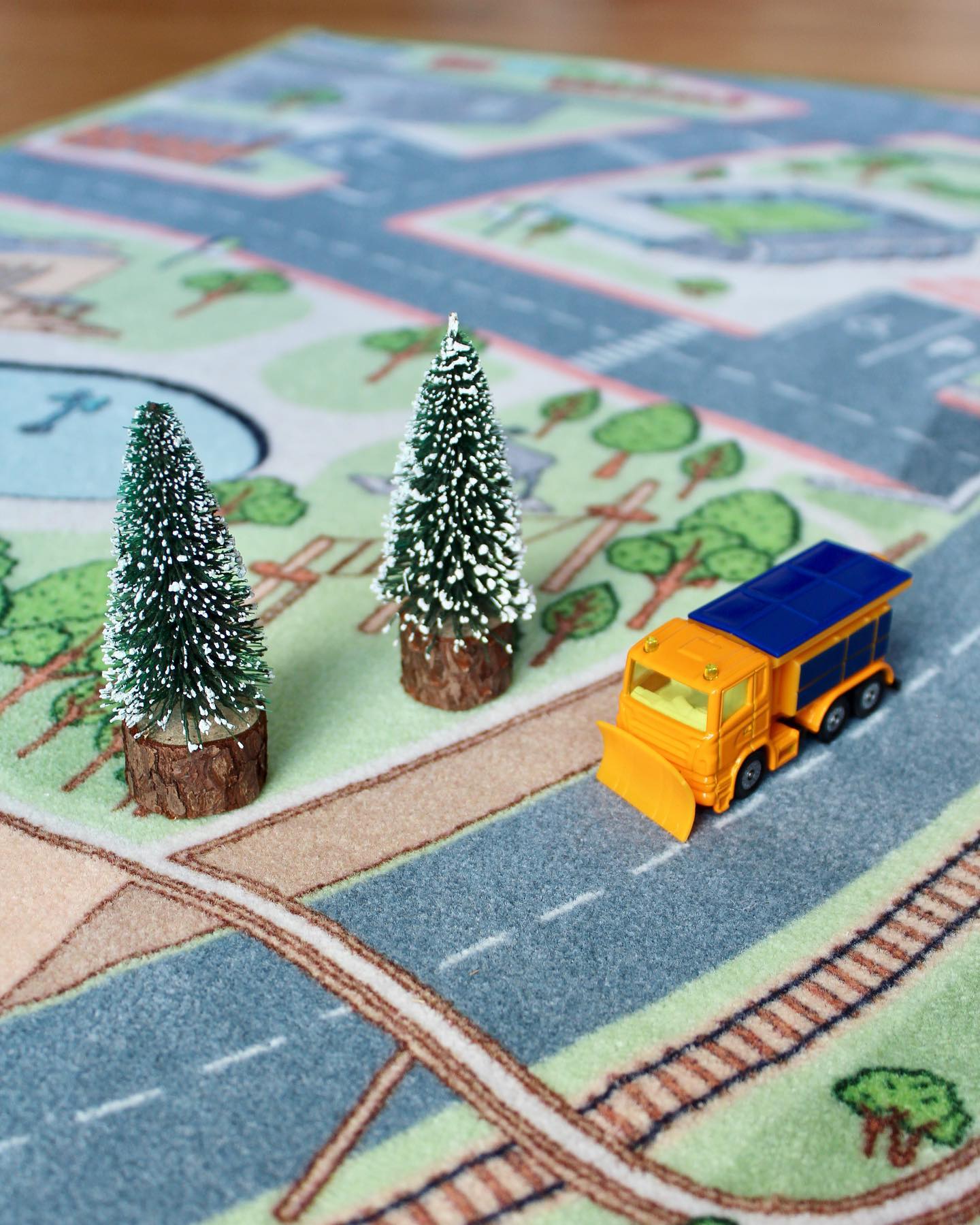 Auch auf dem Bielefeld-Spielteppich scheint es heute geschneit zu haben ??️
Das Wertvolle an einem Spielteppich mit Stadtbezug: alltägliche Erlebnisse aus der Umgebung können nachgespielt und besprochen werden, so wird die Orientierung in der Heimatstadt gefördert. Hier wird beispielsweise gerade nicht irgendeine beliebige Straße, sondern der Ostwestfalendamm geräumt ?
.
.
.
#bielefeldspielteppich #bietoplay #spielteppich #bielefeld #spielteppichbielefeld #bielefelderleben #bielefeldentdecken #liebefeld #meinbielefeld #bielefeldliebe #bielefeldjetzt #stadtbielefeld #bielefelder #leineweber #leineweberstadt #altstadtbielefeld #altermarktbielefeld #bielefeldcity #daskommtausbielefeld #ostwestfalen #teutoburgerwald #meinteuto #jabanstoetz #sparrenburg #ostwestfalendamm #letitsnow #winter #winterdienst #snow #winteriscoming