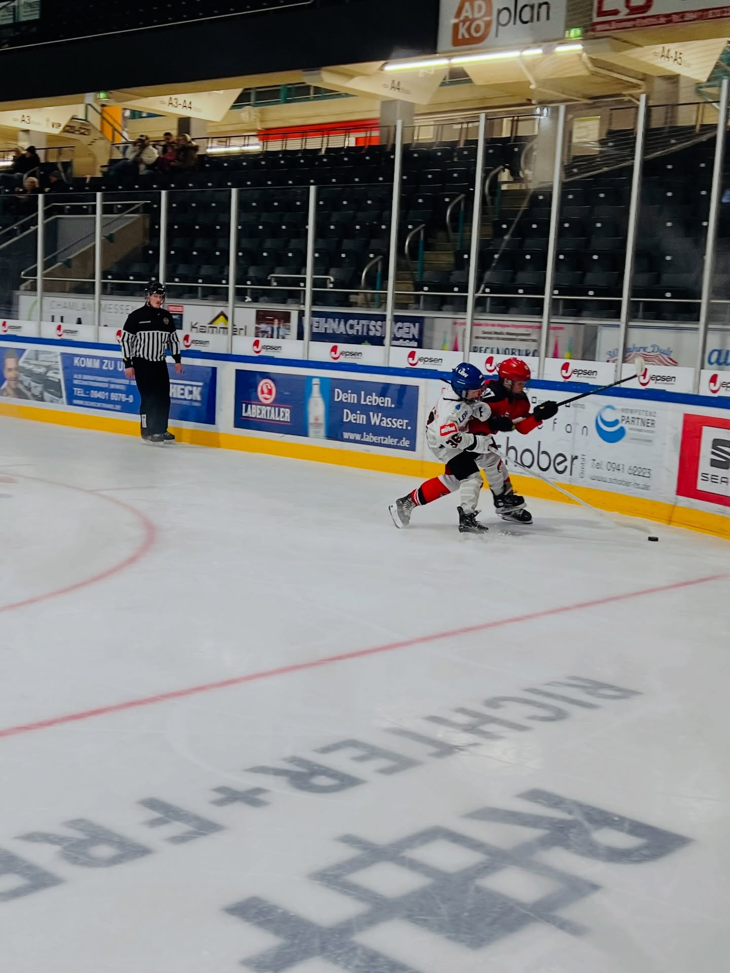 🏒 #AEVu13 – Ein Wochenende, zwei Gesichter!
Doppelspieltag am vergangenen Wochenende: Unsere U13 I zeigte zwei komplett verschiedene Leistungen – aber beide erzählten ihre eigene Geschichte!
❄️ Samstag: Heimspiel im #CFS – Niederlage 4:5 gegen die Eisbären Regensburg
Vor allem im ersten Drittel fehlten Kampfgeist, Laufbereitschaft und Spielstärke. Kleine individuelle Fehler kamen noch hinzu – und Regensburg sicherte sich die Punkte in der Meisterrunde.
Doch die Jungs ließen die Köpfe nicht hängen… 💪
🔥 Sonntag: Auswärtsspiel in Regensburg – komplett anderes Auftreten!
Mit nahezu identischer Aufstellung zeigte das Team ein beeindruckendes Comeback.
Trainer Richard Künnemann fand vor und während des Spiels die richtigen Worte – und die Mannschaft lieferte!
✔️ Starker Zusammenhalt
✔️ Hohe Laufbereitschaft
✔️ Spielfreude pur
✔️ Konzentrierte Teamleistung über 60 Minuten
1. Drittel: Hohe Intensität auf beiden Seiten – verdient 1:1.
2. Drittel: Die Jungpanther zünden den Turbo! Drei stark herausgespielte Tore → 1:4.
3. Drittel: Cleveres, kontrolliertes Drittel – nichts mehr anbrennen lassen.
🔚 Endstand: 2:5 für unsere Farben!
Ein souveräner Sieg bei starken Eisbären – und eine perfekte Antwort auf die Niederlage vom Vortag. 🔥
🔮 Ausblick:
Weiter geht’s für die U13 Ende dieser Woche beim U13 DEL CUP in Berlin!
💬 Viel Erfolg, Jungs – wir stehen hinter euch!
#ZukunftEishockey #NurDerAEV #augsburg
