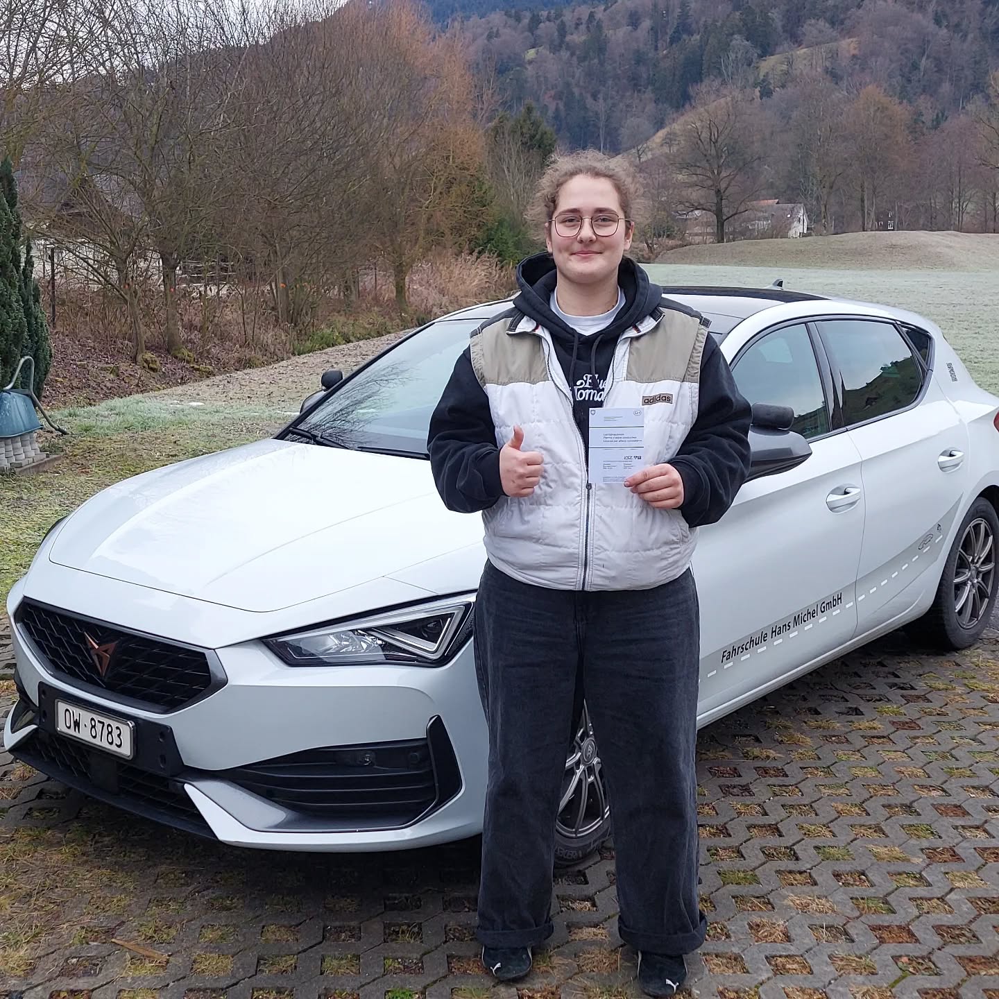 Liebe Carmen
Herzliche Gratulation zur bestandenen Führerprüfung.
Viel Spass beim Fahren.