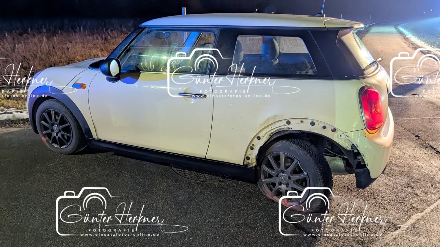 🗓️Datum: 04.02.2026
⏰Uhrzeit: 17.33 Uhr
🚒🚑 Einsatzart: THL 2
📍Einsatzort: Mooslern St. 2331
🚒🚑🚁🚓 Eingesetzte Kräfte:
@feuerwehr.berglern
@brk_kreisverband_erding
@einsatzleiter_rettungsdienst
@brk_kv_freising
@polizeiobn
Pkw gerät auf Gegenfahrbahn
Gegen 17:30 Uhr fuhr ein 31jähriger aus dem nordöstlichen Landkreis mit seinem VW Golf die Staatsstraße 2331 von Erding kommend Richtung Berglern. An der Einmündung Enzianstraße erkannte er zu spät, dass ein vor ihm fahrender Mini nach links abbiegen wollte. Die 20jährige, aus dem nördlichen Landkreis stammende Mini-Fahrerin, musste aufgrund Gegenverkehr verkehrsbedingt abbremsen. Der 31jährige Unfallverursacher versuchte noch zu bremsen und auszuweichen, touchierte jedoch das Heck des Mini. Im weiteren Verlauf geriet er auf die Gegenfahrbahn und kollidierte dort mit einem entgegenkommenden Ford, welcher von einer 23jährigen aus dem Landkreis Freising gesteuert wurde. Durch die Wucht der Kollision überschlug sich der VW Golf und kam auf dem Fahrzeugdach zum Liegen. Der Unfallverursacher, sowie die Fahrerin des Ford wurden durch den Unfall leicht verletzt. Es entstand ein Gesamtschaden von ca. 15.000 €. Die FFW Berglern war mit 15 Mann im Einsatz und unterstützen bei der Räumung der Unfallstelle.
Quelle:PI Erding
📷 Günter Herkner
#thl #unfall #feuerwehr #rettungsdienst #polizei luftrettung blaulicht technischehilfe gefahrgut abc brand freiwilligefeuerwehr