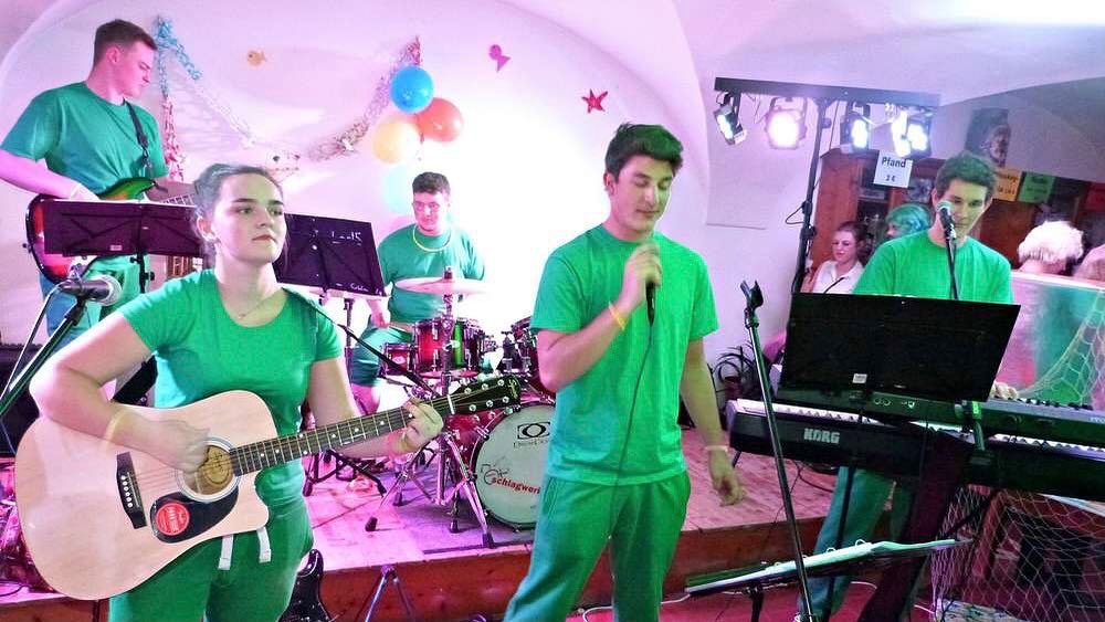 Liebe Freunde,
wie ihr ned unschwer erkennen kinnts, seht‘s ihr uns auf dem Buidl bei unserm ersten Auftritt im Fasching 2018 in Grabenstätt ?
Als Seegräser verkleidet ham mia für Stimmung gesorgt ???
Aber ned nur 2018, sondern endlich auch in diesem Jahr derfn mia wieder im Fasching spuin?
Folgende Termine bloß ned verpassen?:
-04.02. Weiber- und Dirndlkranzl in Vachendorf
-11.02. Sportlerball des TSV Grabenstätt im Chiemseer Wirtshaus in Chieming
-17.02. Ruaßigs Freitagskranzl in Bergen
-18.02. Stanzenball im Wirtshaus d’Feldwies in Übersee
Mia gfrein uns auf eich!!! ??
#last5 #doriadsiwos #fasching #throwbackthursday #party #stimmung #Kranzl #firstgig #ersterauftritt #coverband #liveband #live #band #musispuin #musi #chiemgau #seegras #erscheinensiesonstweinensie