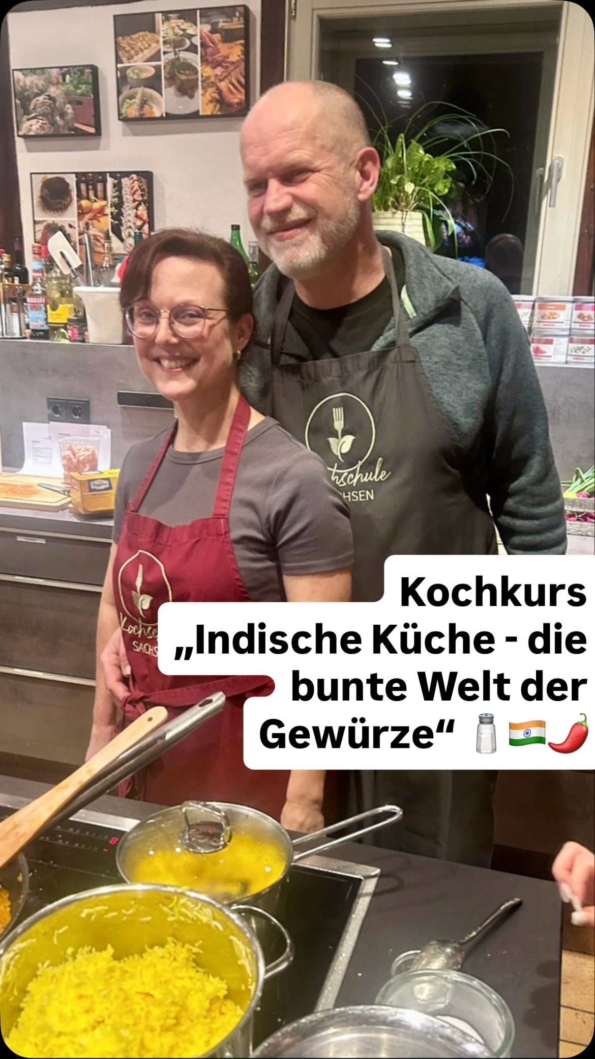 Spice up your life - Indische Küche und die bunte Welt der Gewürze ????️
Dieser Abend hatte eine ganz eigene Ruhe – trotz der vielen Töpfe, Gewürze und Handgriffe. Die indische Küche forderte alle Sinne gleichzeitig: Farben, Texturen, Düfte und Geschmäcker griffen ineinander und machten aus dem Kochkurs ein intensives Erlebnis, das weit über „Rezepte nachkochen“ hinausging ?
Mit Koch Jens ging es tief hinein in die Vielfalt Indiens – von knackigen Salaten wie Kachumbari über wärmendes Dal bis hin zu duftendem Lamm-Biryani. Chapatis wurden von Hand geformt, Chutneys sorgten für Kontraste und das Safran-Kulfi setzte einen aromatischen Schlusspunkt ?❗️?
Wir bedanken uns bei allen Mitkochenden für den leckeren Abend! Ihr habt euch eingelassen auf die unterschiedlichsten Geschmäcker – genau das, was die indische Küche so besonders macht ?
Falls nun vor eurem inneren Auge Bollywood läuft: Viele weitere exotische Kochkurse findet ihr auf unserer Website!
?? www.kochschule-sachsen.de
☎️ 037608 28481
✉️ verkauf@kochschule-sachsen.de
#kochschulesachsen #indischeküche #gewürzexplosion #kochkurs #liebezumkochen