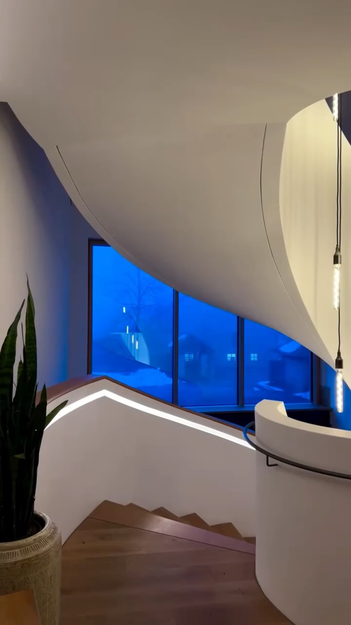 In der Stille des gemeinsamen Übens entsteht etwas ganz Besonderes – eine Tiefe, ein Getragensein, ein innerer Rhythmus, der nur in Gemeinschaft erfahrbar wird.
Jede auf der eigenen Matte, im eigenen Atem – und doch verbunden.
Besonders berührt mich in dieser Woche, wie viel Interesse, Offenheit und Begeisterung ihr in die Ausbildungswoche mitbringt.
Die Inhalte sind umfangreich und teilweise fordernd – aber euer Mitgehen, euer Forschen, euere echte Fragen machen diesen Raum zu einem echten Lernfeld.
Und so spannend.
Heute bin ich etwas müde. Und zufrieden. Und zutiefst dankbar. ♥️
—-
Yoga & Ayurveda @juliaduester @ashtangayoga.info