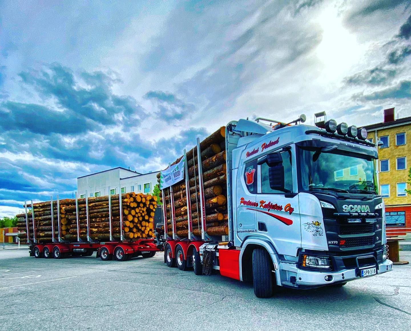 3.6. Iisalmen torilla Kumipyörillä Mualimalle -tapahtuman ohessa kysyimme kyydissä olevan puutavara kuorman painoa.?
Oikea vastaus oli 51748kg. Lähin vastaus oli 51750kg. Voittajalle on ilmoitettu henkilökohtaisesti.
Onnea voittajalle!?
#partasenkuljetusoy #alucar #scania #scaniav8 #scaniar770 #iisalmi #ihmeideniisalmi #mitähänsitävielähästäkehtis