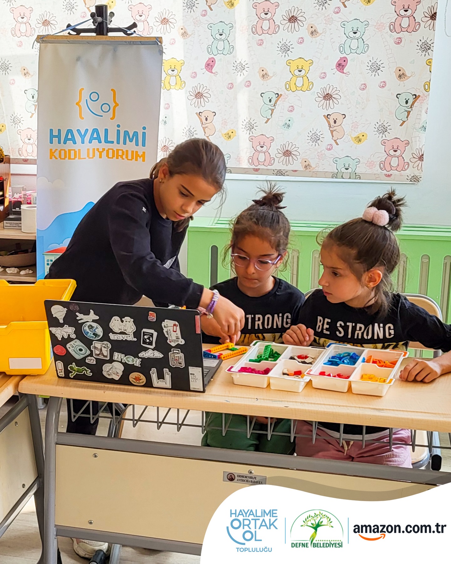 Büyük afetlerin ardından fiziksel yıkımın onarılması kadar, travma sonrası iyileşme süreçlerinin desteklenmesi de hayati bir önem taşıyor. Özellikle çocukların, gençlerin ve kadınların güvenli alanlara, üretim fırsatlarına ve sosyal destek mekanizmalarına erişebilmesi, afet sonrası toplumsal iyileşmenin en kritik adımlarından biri.
Bu kritik ihtiyacın bilinciyle, deprem sonrası Amazon Türkiye iş birliğiyle hayata geçirdiğimiz Gülümseten Hayaller projesi ile travma sonrası iyileşme süreçlerine destek olmak ve bölgede kalıcı bir dayanışma alanı oluşturmak için üç yıl boyunca çalışmalarımızı yürüttük. Deprem bölgesinde sürdürülebilir bir etki yaratmayı amaçladığımız bu proje, üç yıldır çocukların, gençlerin ve kadınların güvenle öğrenebildiği, üretebildiği ve kendilerini ifade edebildiği güçlü bir dayanışma alanına dönüştü.
Defne Belediyesi ile geliştirdiğimiz gezici model sayesinde etki alanımızı genişleterek 7.000’den fazla çocuk, genç ve kadına destek sağladık. Gerçekleştirdiğimiz kodlama eğitimleri, yaratıcı atölyeler ve sosyal gelişim programları yalnızca bireysel gelişimi desteklemekle kalmadı; aynı zamanda travma sonrası iyileşme süreçlerine katkı sunan güvenli sosyal alanların oluşmasına da destek oldu.
Afet sonrası toplulukların iyileşmesi ve kalkınması süreci, sürekli ve kolektif bir çaba gerektirir. Bu nedenle, afet bölgelerindeki ihtiyacın devam ettiğinin ve bu tür desteklerin sürdürülebilir olması gerektiğinin altını çiziyoruz. Birlikte, daha iyi bir gelecek inşa etmek için çalışmaya devam edeceğiz. 🙏🏻