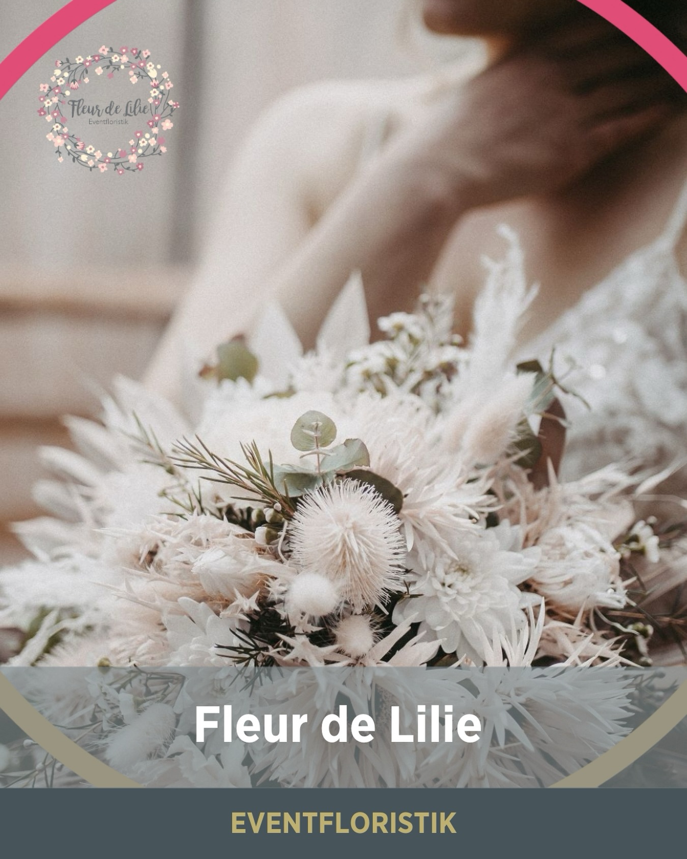 Fleur de Lilie 🌸 bin ich, Nathalie Pöschl,
gelernte Floristin und Meisterin für Blumen & Design seit 2004.
Mit viel Liebe zum Detail lasse ich Blumenträume
für die verschiedensten Anlässe wahr werden.
Mein Herz schlägt für individuelle, frische Hochzeitsfloristik.
Kundenwünsche, Raumgegebenheiten und die persönliche Note
in einen echten Wow-Effekt zu verwandeln, ist meine Mission.
Echte Floristik lebt, sie duftet, bewegt sich im Licht, ist hochwertig,
weckt Emotionen und schafft die besondere Atmosphäre eine Hochzeit.
Dieses Besondere ist, was in Erinnerung bleibt ✨
Foto ©️ Jonathan Meschke Foto
#hochzeitsweltbadnauheim #hochzeitsmesse #heiraten2026 #hochzeitsinspiration #Floristik