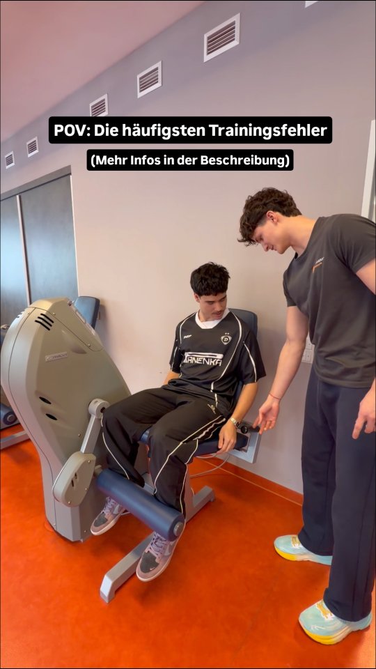 Hier die 5 häufigsten Trainingsfehler, die sich gerne mal einschleichen:
1. Butterfly:
- Achtet hierbei darauf, dass ihr die Brust raus streckt und die Arme gerade bleiben.
2. Rudern:
- Bei dieser Übung ist es wichtig, die Brust am Polster aufliegen zu lassen anstatt sich hinter zu lehnen, damit wir nicht an der Zielmuskulatur vorbei arbeiten.
3. Trizeps am Kabel:
- Hier ist zu beachten, dass beide Ellbogen stets neben dem Körper bleiben. Für mehr Stabilität bei der Übung, könnt ihr wie im Video gezeigt, mit geradem Rücken den Oberkörper vorlehnen und leicht in die Knie gehen.
4. Beinstrecker:
- Haltet euch bei der Maschine stets fest, um stabiler in dem Gerät zu sitzen für eine bessere Ausführung
5. Beinbeuger:
- Hier ist das festhalten ebenfalls wichtig, da ihr sonst immer weiter vor rutscht und nicht mehr die Übung sauber und richtig ausführen könnt. Zudem empfehlen wir immer das Polster auf die Beinoberseite zu bringen, damit eure Beine nicht angehoben werden.
#fitness #coach #physio #health