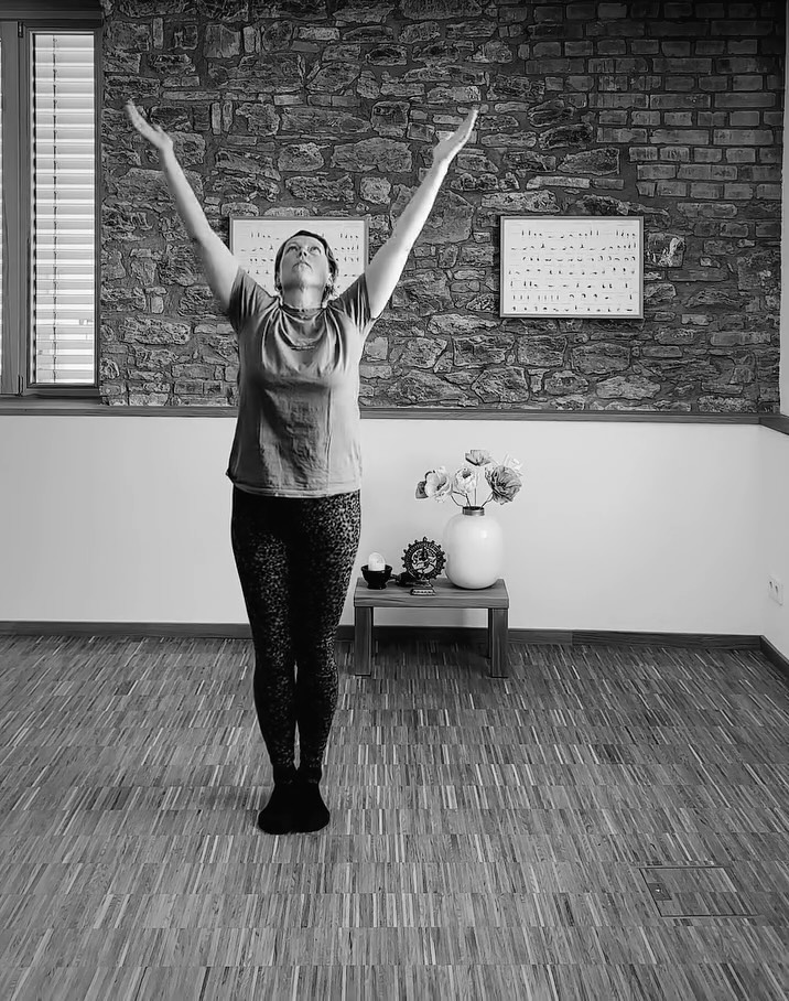 „Ayurveda und Yoga sind wie zwei Seiten derselben Medaille.
Beide entstammen derselben Quelle – den vedischen Wissenschaften – und haben dasselbe Ziel: den Menschen in sein natürliches Gleichgewicht zu bringen.
Während Yoga uns Werkzeuge gibt, um Körper, Geist und Bewusstsein zu entwickeln, zeigt Ayurveda, wie wir uns selbst besser verstehen und unseren Lebensstil so gestalten können, dass Gesundheit und Harmonie erhalten bleiben.
Wer Yoga praktiziert oder unterrichtet, begegnet ganz natürlich Fragen wie:
Warum fällt es manchen leicht, ruhig zu meditieren – und andere sind ständig unruhig?
Warum tun sich manche mit Rückbeugen schwer, andere mit Drehungen?
Warum reagiert der Körper heute so – und morgen ganz anders?
Ayurveda hilft uns, genau diese Unterschiede zu verstehen – durch das Wissen über Doshas, Tages- und Jahreszeiten, Konstitution und die Elemente, aus denen alles aufgebaut ist.
Wenn wir diese Zusammenhänge kennen, wird unsere Yogapraxis nicht nur körperlich wirksam, sondern wirklich individuell und heilsam.
Für Yogalehrende ist Ayurveda eine wertvolle Basis, um Schüler*innen ganzheitlich zu begleiten: nicht nur auf der Matte – sondern auch im Alltag, im Umgang mit Energie, Ernährung, Erholung.
Heute beginnen wir @ashtangayoga.info mit einem der wichtigsten Grundlagen des Ayurveda: den fünf Elementen – Panchamahabhuta.
Sie bilden die Brücke zwischen Körper, Atem, Geist und Natur.
Wenn wir die Elemente verstehen und ausgleichen, entsteht Gesundheit nicht durch Anstrengung – sondern ganz natürlich, von innen heraus.
Ich freue mich sehr auf unsere gemeinsame Woche! ?♥️?
??? Wer weiß, welchen Text ich rezitiere?!? ????
Ausser @dr.ronald.steiner ??
—-
#yoga #ayurveda #ayimethod #juliaduester