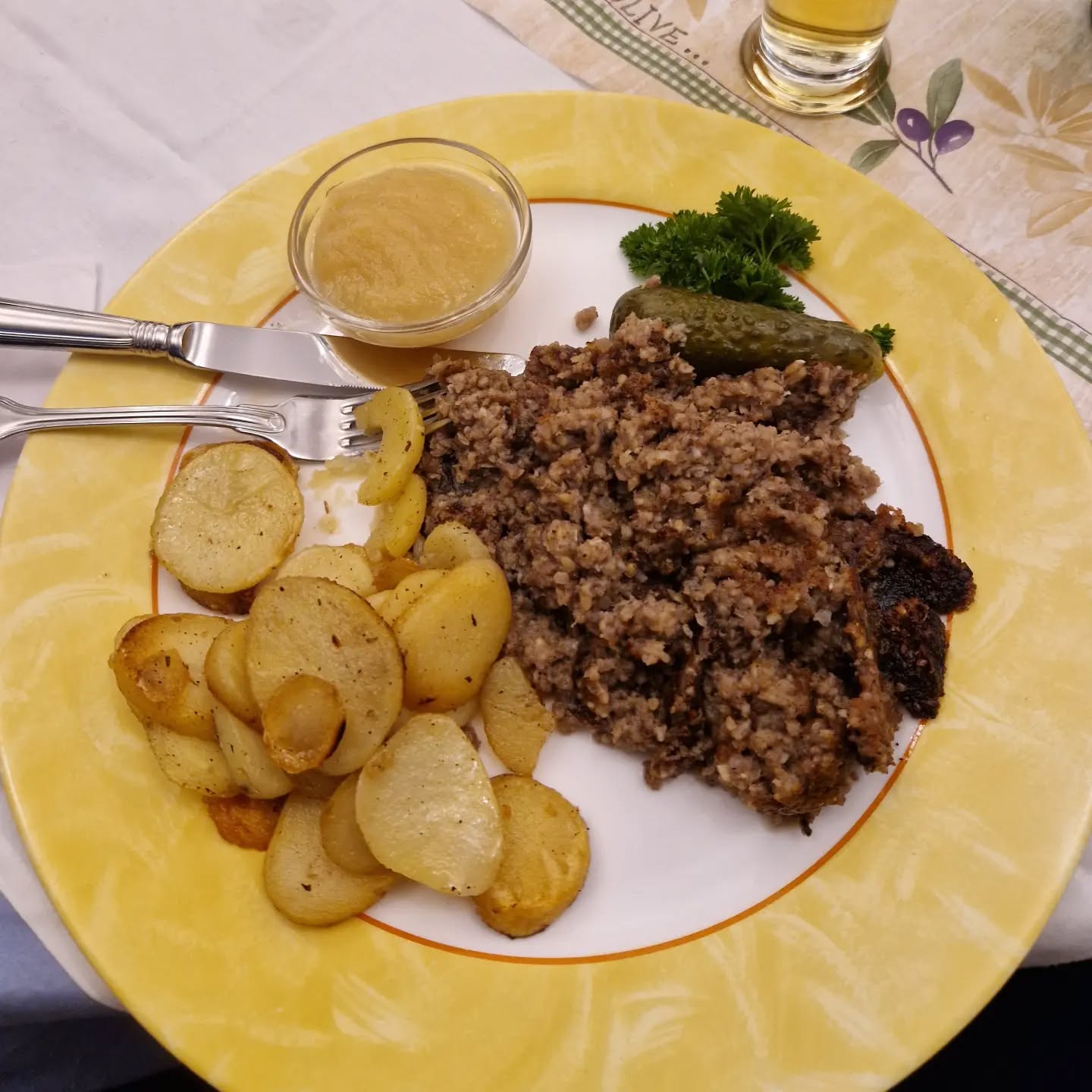 Wusstest du schon, dass unser Logenhaus über eine eigene Gastronomie verfügt? Wenn es also direkt von der Arbeit in die Loge gehen sollte, wartet hier eine gut ausgewählte Speisekarte auf die hungrigen Brüder.
Wir genießen das gemeinsame Abendessen bei guten Gesprächen unter Brüdern.
#bremerlogenhaus #freimaurer #freemason #bremen #gastro #herderloge #freimaurerbremen