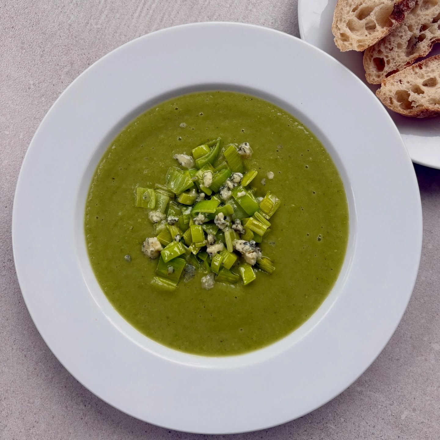 Is anyone else fed up of the grey and the rain?! It’s definitely been the weather for soups! This is one of my favourites, broccoli, leek and pea - such a lovely combination. Topped it with a few finely diced buttered leeks and a crumble of Stilton. Recipe on my website.
Stilton - @clawsonfarms
#soup #peasoup #warmingfood