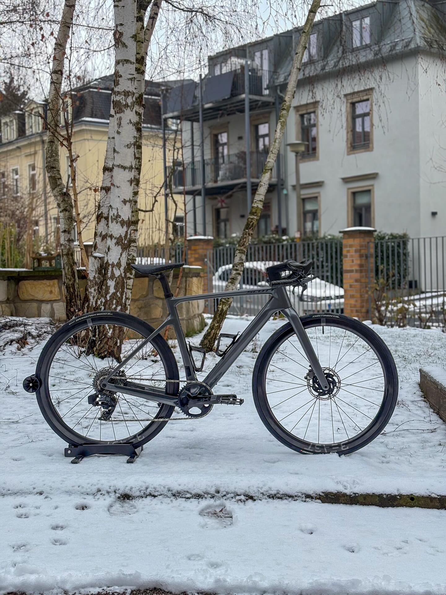 Draußen lässt das Wetter gerade noch zu wünschen übrig 🌧️❄️ –
von dieser Maschine kann man das definitiv nicht sagen 🔥
Dieses @scottsports Metrix habt ihr so garantiert noch nicht gesehen! 👀
Dank des @beast_components Hybrid Bars kommt ihr trotz Flatbar-Setup in eine sportliche Sitzposition, die stark an ein Gravelbike erinnert 🚴♂️💨
Komfort, Kontrolle und Speed – clever kombiniert.
Wer sagt eigentlich, dass Flatbar nicht sportlich sein kann? 😉
#bikepointdresden #scottmetrix #flatbarbike #beasthybridbar #gravelvibes 🚴♀️🔥