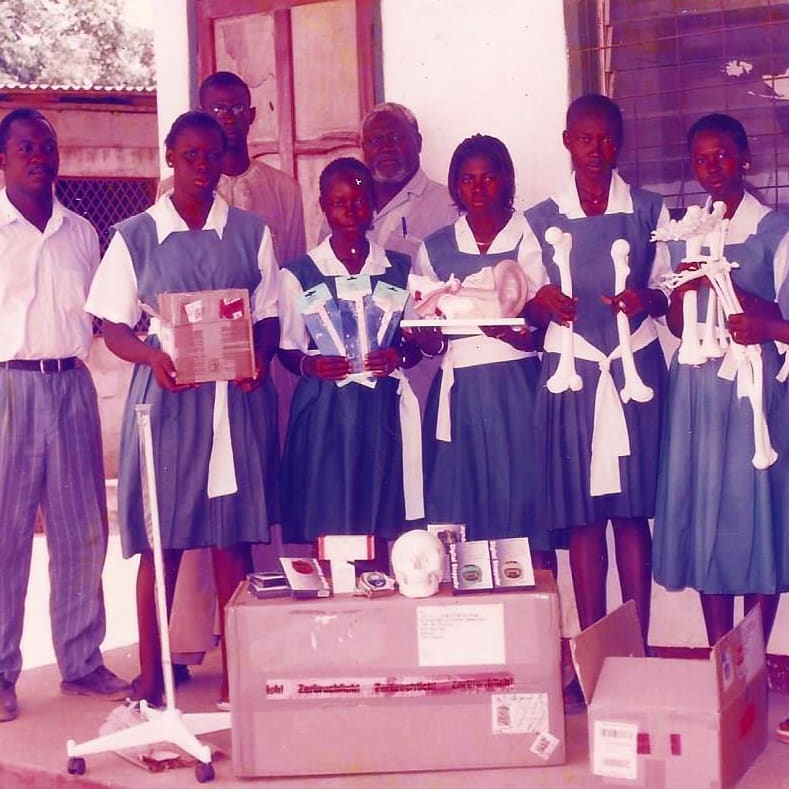 Die Brüder der Loge Herder wurden im Jahr 1999 von einer Loge in Gambia
(Westafrika) mit Bitte um Hilfe angesprochen. Eine auf privater Basis
arbeitende Schule in der Hauptstadt Banjul, die Jugendlichen eine
Berufsausbildung ermöglicht, brauchte dringend Medien für den Unterricht. Die
Herderbruderschaft setzte sich mit Geld, Rat und Tat dafür ein, hier angemessen
zu helfen.
#freimaurer #freemason #freimaurerbremen #herderloge #tradition #menschenliebe #toleranz #banjul #gambia #bildung