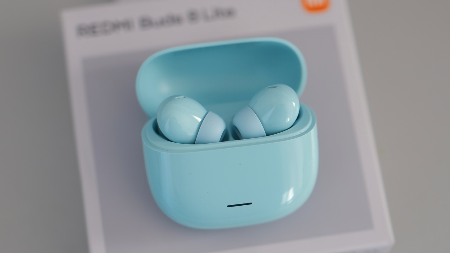 Xiaomi liefert mit den Redmi Buds 8 Lite einen echten Preis-Leistungs-Kracher ab.
Für einen Marktpreis von rund 23 Euro bekommt ihr Features wie aktives Noise Cancelling, eine Gesamtlaufzeit von 36 Stunden und Bluetooth 5.4 mit Dual-Device-Support. Im Test überzeugen die leichten Earbuds vor allem durch ihren hohen Tragekomfort und das unkomplizierte Handling im Alltag. Während das ANC bei unregelmäßigen Geräuschen an seine Grenzen stößt, punktet der 12,4 Millimeter Treiber mit ordentlich Druck im Bassbereich. Eine klare Empfehlung für alle die eine preiswerte Alternative zu teuren Flaggschiff-Modellen suchen. Den ausführlichen Testbericht findet ihr jetzt über den Link in der Bio.
@xiaomi.austria @xiaomi.deutschland @xiaomi.global #Xiaomi #RedmiBuds8Lite #TechReview #Kopfhörer InEar Xiaomi liefert mit den Redmi Buds 8 Lite einen echten Preis-Leistungs-Kracher ab.
Für einen Marktpreis von rund 23 Euro bekommt ihr Features wie aktives Noise Cancelling, eine Gesamtlaufzeit von 36 Stunden und Bluetooth 5.4 mit Dual-Device-Support. Im Test überzeugen die leichten Earbuds vor allem durch ihren hohen Tragekomfort und das unkomplizierte Handling im Alltag. Während das ANC bei unregelmäßigen Geräuschen an seine Grenzen stößt, punktet der 12,4 Millimeter Treiber mit ordentlich Druck im Bassbereich. Eine klare Empfehlung für alle die eine preiswerte Alternative zu teuren Flaggschiff-Modellen suchen. Den ausführlichen Testbericht findet ihr jetzt über den Link in der Bio.
@xiaomi.austria @xiaomi.deutschland @xiaomi.global #Xiaomi #RedmiBuds8Lite #TechReview #Kopfhörer InEar