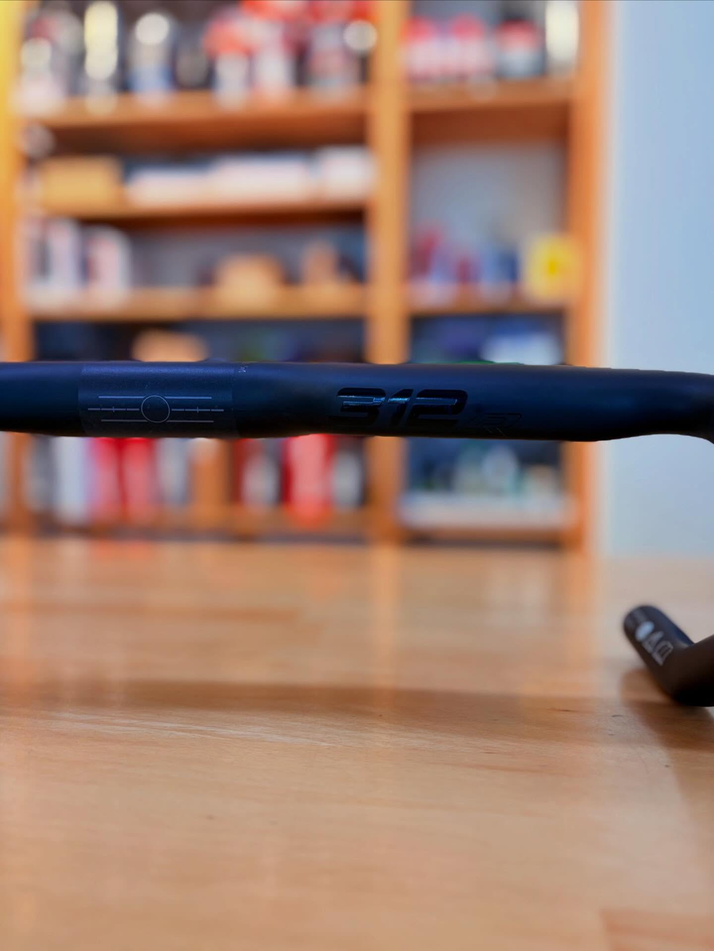 Die Ergonomie-Helden von @sqlab_official haben mit dem 312 Rennradlenker schon ordentlich für Gesprächsstoff gesorgt.
Zuerst als reine „R“ Carbon-Variante am Start – mit Ansagen wie „Der letzte Lenker deines Lebens“ 😏
Statement? Definitiv.
Gemeint war natürlich: maximale Haltbarkeit & durchdachtes Konzept.
Jetzt gibt’s Zuwachs im Portfolio 👇
Der 312 Alu ist der Preiseinstieg in die Serie – rund 115 g schwerer als der 312 R Carbon, aber mit einer sehr ähnlichen Geometrie:
✨ 1,5° Flair
✨ 2–10° Frontsweep (SQlab-typisch)
✨ ergonomisch optimiert für entspannte
Handpositionen auf langen Ausfahrten
Carbon oder Alu – am Ende zählt, wie’s sich anfühlt. Und genau das finden wir mit euch raus.
Kommt vorbei, lasst euch beraten oder schaut direkt bei den Jungs von SQlab vorbei 👌
#bikepointdresden #sqlab #rennrad #roadbike #likesforbikes