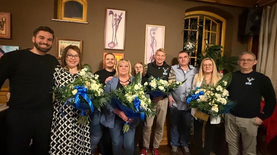 Seit über 30 Jahren bei WILD Connect! Wir sind unglaublich stolz auf Euch:
Barta Csabáné, Budainé Tuza Tímea, Józsáné Tóth Krisztina, Matula Ildikó und Vernyik Zoltán. Euer Engagement, Eure Loyalität und Eure Leidenschaft prägen WILD Connect seit Jahrzehnten. Vielen Dank für Eure Treue – auf viele weitere gemeinsame Jahre! 💙
Over 30 years with WILD Connect! We are incredibly proud of you: Barta Csabáné, Budainé Tuza Tímea, Józsáné Tóth Krisztina, Matula Ildikó and Vernyik Zoltán. Your dedication, loyalty and passion have shaped WILD Connect for decades. Thank you for your commitment – here’s to many more years together! 💙
Több mint 30 éve a WILD Connectnél! Mérhetetlenül büszkék vagyunk Rátok:
Barta Csabáné, Budainé Tuza Tímea, Józsáné Tóth Krisztina, Matula Ildikó és Vernyik Zoltán. Elkötelezettségetek, hűségetek és szenvedélyetek évtizedek óta formálja a WILD Connectet. Köszönjük a kitartásotokat – még sok közös évre együtt! 💙
#30 #years #wild #connect #great