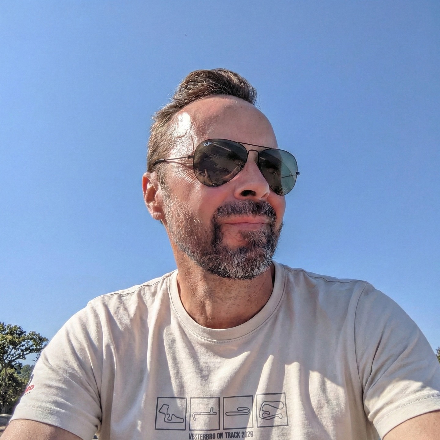 Hvor mange fede t-shirts fra et lillebitte racingteam har du egentligt? Hvis svaret er 0, så har jeg gode nyheder til dig.For nu er 2026-sæson t-shirten fra Vbro Racing ude i butikken. Den kan blive din her: vbro-racing.dk/butik#vbroracing #arionracingchampionship #vesterbro #motorsport #merchandise #tshirt