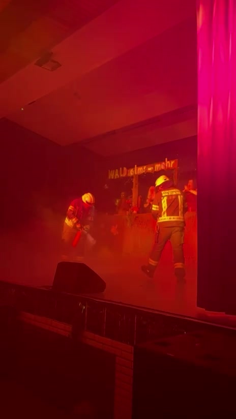 +++ BRANDY HELAU +++
Gestern Abend hatten wir einen kleinen Spezialeinsatz zu bewältigen.
Bei der Frauensitzung „La Boum“ der @igbk_brandoberndorfer_karneval kam es zu einem „Feuer“ auf der Bühne. Lennard und Christian löschten schnell und professionell unter großem Applaus der Besucherinnen.
#vereinsliebe #brandoberndorf #WirfürWaldsolms #gemeinsamstark
