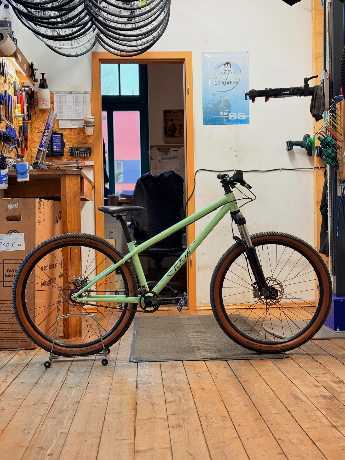 🚲 Cancan kann fast alles. 🆙
Und wenn nicht – dann lernt es das spätestens im Pumptrack. 😌
Das @sour.bicycles Cancan ist bereit, Funkparks zu zerlegen, Lines zu flowen und Airtime zu sammeln.
Realistisch gesehen wird man es aber eher auf den Pumptracks der Umgebung sehen – und dort vermutlich ziemlich regelmäßig 👀
Denn dieses Schmuckstück gehört jetzt unserem treuen Kunden @outsidesperfect 🙌
Let it fly. 🚀
#bikepointdresden #sourbikes #cancan #dirtbike #pumptrack