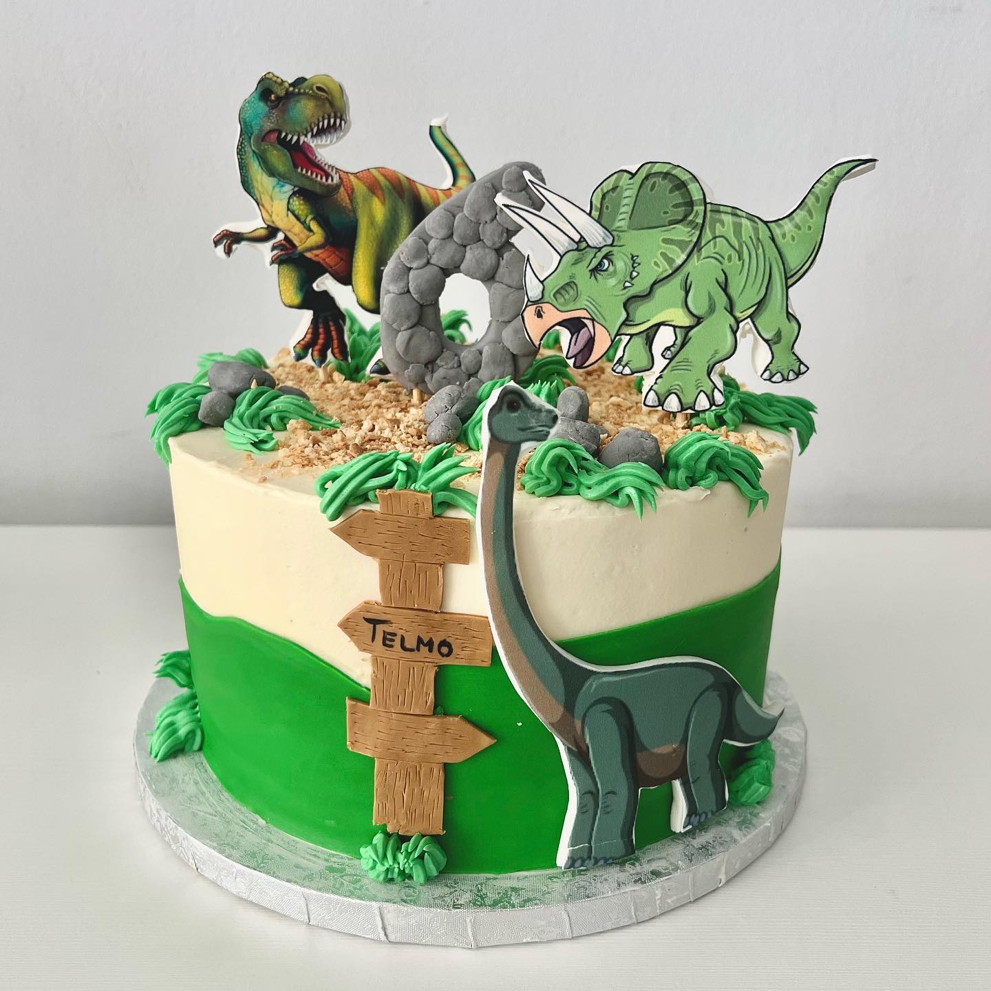 TARTA DINOSAURIOS ?
Las tartas personalizadas son ideales para cumpleaños. Puedes elegir el sabor que más te guste y combinarlo con la temática que quieras?
Encárgala ya!
#buttercream #buttercreamcake #tarta #pastel #pasteleria #personalizados #dinosaur #dinosaurios #barcelona #baixllobregat #gava #castelldefels #chocolate #fondant #fondantcake