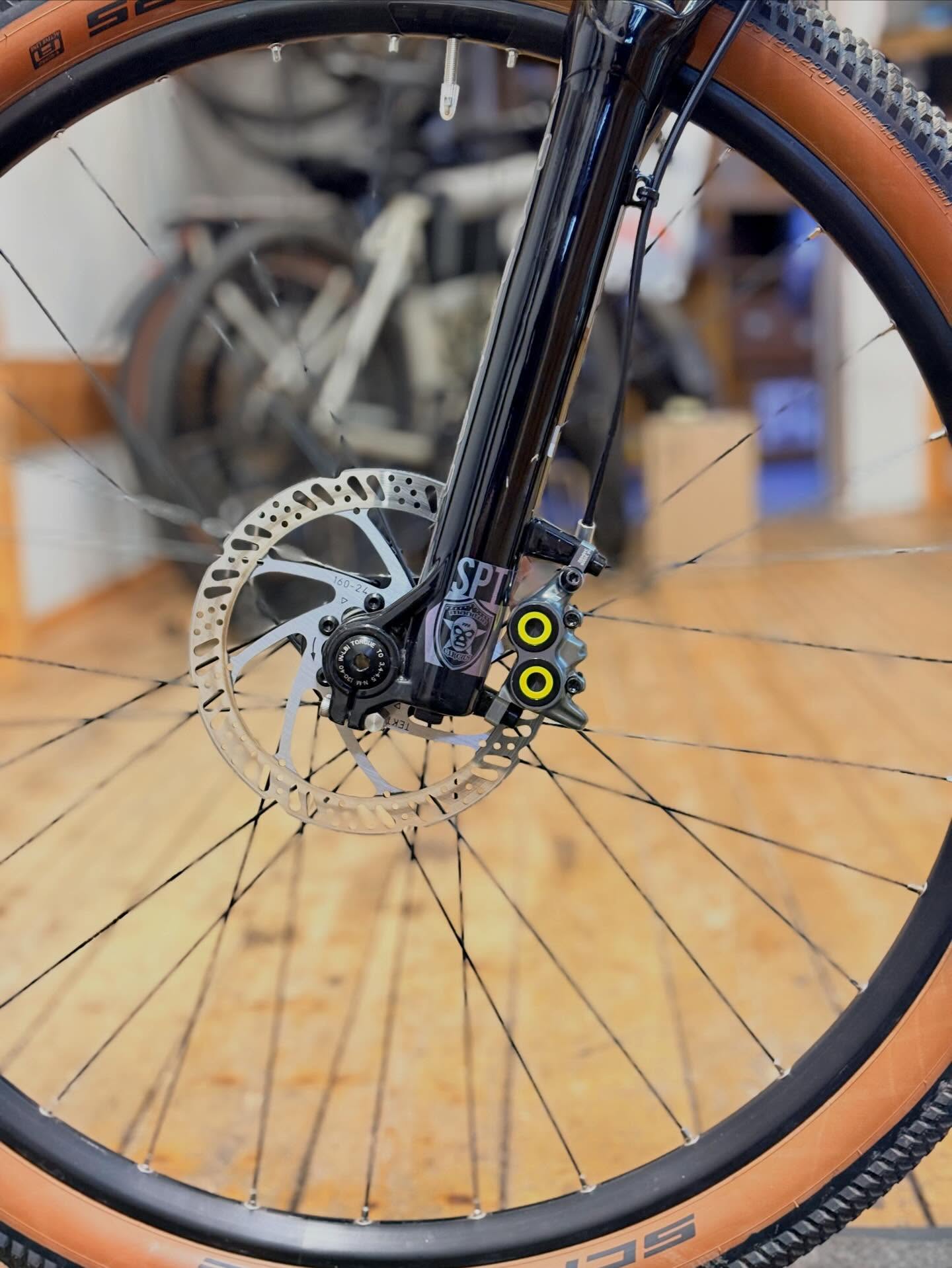 🚲 Cancan kann fast alles. 🆙
Und wenn nicht – dann lernt es das spätestens im Pumptrack. 😌
Das @sour.bicycles Cancan ist bereit, Funkparks zu zerlegen, Lines zu flowen und Airtime zu sammeln.
Realistisch gesehen wird man es aber eher auf den Pumptracks der Umgebung sehen – und dort vermutlich ziemlich regelmäßig 👀
Denn dieses Schmuckstück gehört jetzt unserem treuen Kunden @outsidesperfect 🙌
Let it fly. 🚀
#bikepointdresden #sourbikes #cancan #dirtbike #pumptrack