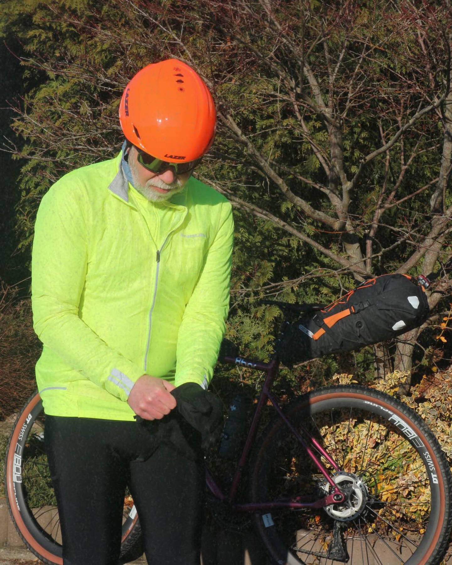 🏕️ Overnighter bei eisigen Temperaturen, Sonnenschein und schneebedeckten Felder. Danke Winter!
Denn dieser Winter zeigte sich bei dem “Winterdors Övernachter” am vergangenen Wochenende von der schönsten Seite. Am Samstag brachen 8 Rad-Begeisterte, angeführt von Beek, der die Vertretung für Jan aka Speichenbruch übernommen hatte, am @dasfahrradhaus auf. Mit bester Laune ging es dann Richtung Dänische Grenze bis nach Kollund zu den Sheltern des Naturunivers. Schön, dass sich auch @zweifahrt in Kollund über Nacht dazu gesellte.
Bis spät in die Nacht wurden Geschichten am Lagerfeuer erzählt, bevor es dann gut vorgewärmt in die Schlafsäcke ging. Nach einer sehr frostigen Nacht taute man sich und das Frühstück am Feuer auf. Die Sonne meldete sich zurück - Abfahrt.
Jetzt ist aber auch Zeit für Sommer! ☀️
📸 @beek.hadler & @pingopelle
#hackenpedder #bikepacking #stevensbikes #neverstop #shelterattack