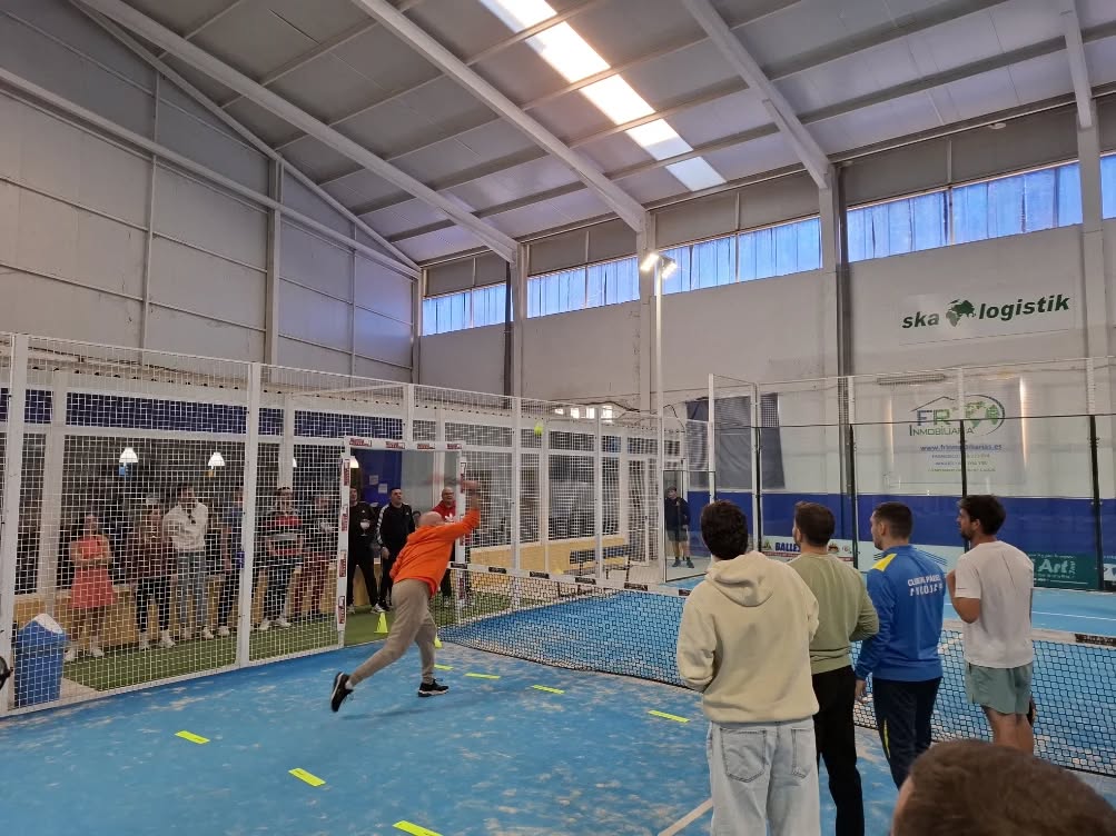 Este Sabado, vivimos una jornada simplemente ESPECTACULAR en el Club de Pádel Andújar 💙
💥 Mixing por equipos
👩🦰 Mixing femenino
🥖 Migas para reponer fuerzas
🚀 Campeonato de remates
😂 Y, sobre todo… ¡muchísimas risas!
Fue uno de esos días donde el pádel es solo la excusa perfecta para compartir, competir con buen rollo y seguir haciendo grande esta familia que no para de crecer 🙌
Gracias a todos los que participasteis, animasteis y colaborasteis para que todo saliera de 10.
Así da gusto 🫶