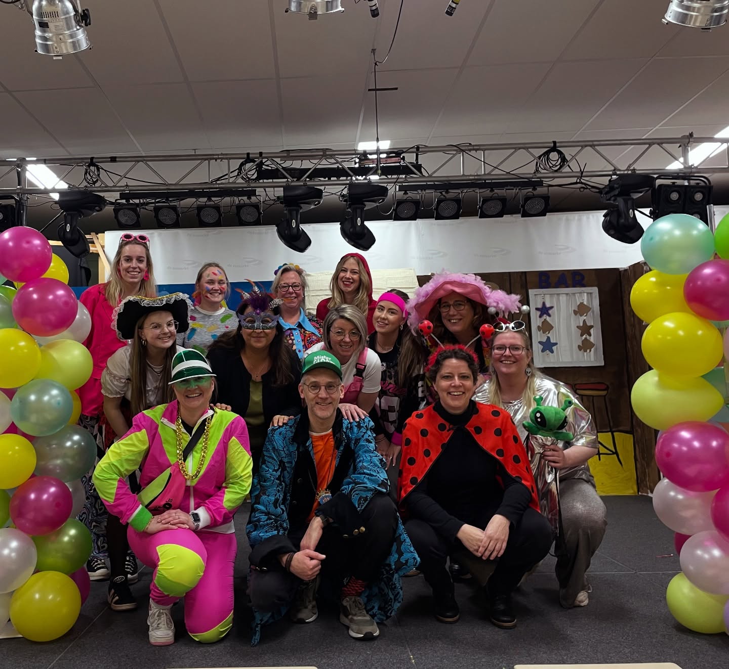 πβ¨ Carnaval op Basisschool De Esmarke β¨π
Wat hebben we genoten van een fantastisch carnavalsfeest op Basisschool De Esmarke! De school stond de hele ochtend in het teken van kleur, muziek en gezelligheid.
Alle klassen verzorgden geweldige optredens. Wat een talent hebben we in huis! πΊπ
De juryprijs ging naar groep 3 voor hun spetterende optreden, en groep 8 wist met hun act het publiek te veroveren en won de publieksprijs. Wat zijn we trots op jullie! ποΈ
Ook kregen we bijzonder bezoek van de EKV. Zij kwamen met een blaaskapel, een dansgarde Γ©n natuurlijk de prins! Samen hebben we volop genoten van de polonaise en werd er flink gehost. De sfeer zat er goed in! πΊπ₯
En dan was er nog de prijs voor het beste kostuumβ¦ Die ging naar Twan! π Wat zag je er fantastisch uit, gefeliciteerd!π€©
Het was een dag vol plezier en stralende gezichten.π₯³π
@krekkelstadsprins_ekv_enschede #carnaval #alaaf #feest #gezelligheid #polonaise