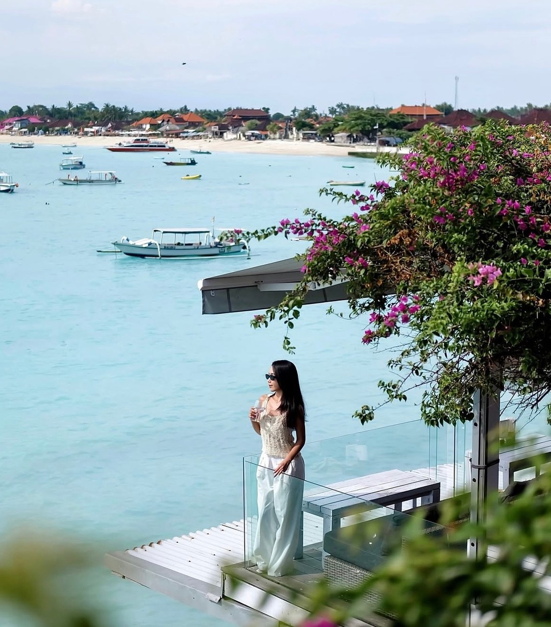 The view everyone comes for. The moment you stay for.
|| Credit : @nandaaagiap
.
.
.
#TheDeckLembongan #NusaLembongan #LembonganIsland #NusaIslands #VisitNusaLembongan #BaliIslands #IslandCafe #OceanViewDining #BeachfrontBar #IslandVibesOnly #IslandLiving #BestViewsBali #BaliFoodies #BaliBars #BaliSunsets #TravelBaliGuide #ExploreBaliIslands #ParadiseFound #TropicalDays #OceanLovers #IslandLifeBali #EatDrinkRelax #SeasideSips #BaliBucketList #IslandTimeLiving