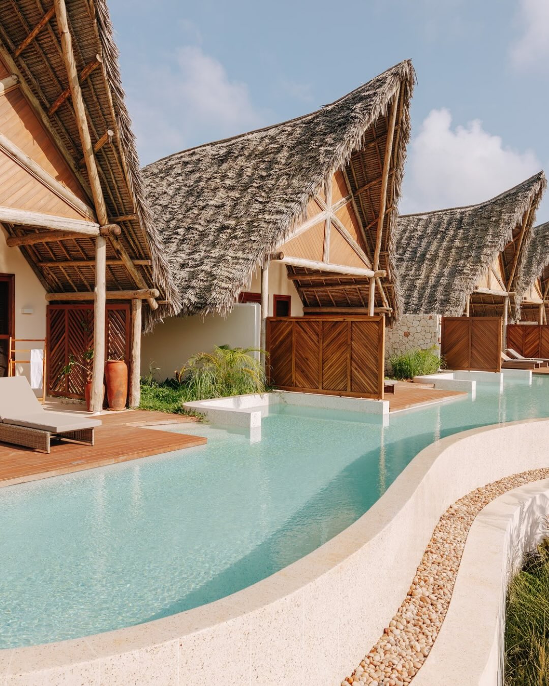 𝗛𝗼𝘁𝗲𝗹𝘁𝗶𝗽🤩 Droom jij van een zonnige bestemming ver weg van de massa?☀️ Welkom bij 𝗠𝗮𝘁𝗲𝗺𝘄𝗲 𝗔𝘁𝘁𝗶𝘁𝘂𝗱𝗲 op het rustige oosten van 𝗭𝗮𝗻𝘇𝗶𝗯𝗮𝗿🌴 Een splinternie…