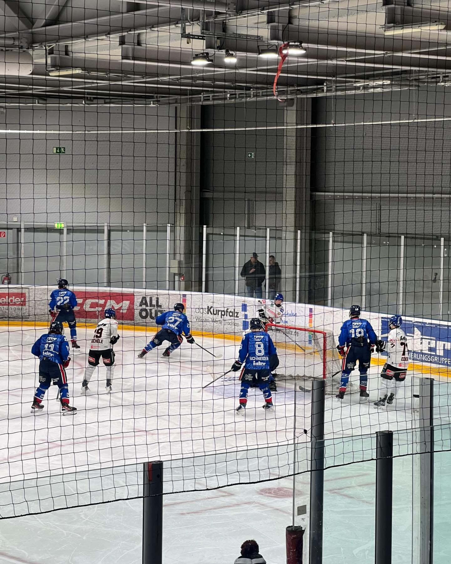 🏒 U17 | Meisterrunde abgeschlossen – Fokus jetzt auf die Playoffs!
Die U17 des Augsburger EV war zum Abschluss der Meisterrunde beim Tabellenführer Jungadler Mannheim zu Gast.
Spiel 1: 0:4 (3:0|1:0|0:0)
Ein früher Rückstand (2.) brachte die Jungs direkt ins Hintertreffen. Mannheim nutzte seine Chancen konsequent und stellte noch vor der ersten Pause auf 3:0. Im weiteren Verlauf zeigte der AEV eine klare Leistungssteigerung und gestaltete die Partie offen – der letzte Treffer gehörte jedoch erneut den Gastgebern.
Spiel 2: 1:5 (2:0|0:0|3:1)
Auch am zweiten Tag erwischten die Fuggerstädter keinen optimalen Start. Trotz deutlich mehr Selbstvertrauen und guten Offensivaktionen war Mannheim effizienter. Den Augsburger Ehrentreffer erzielte der AEV in der 55. Minute – am Ende stand ein 1:5.
🔜 Jetzt zählt’s – Playoffs!
Am kommenden Wochenende startet der AEV in Berlin gegen die Eisbären Juniors Berlin in die entscheidende Phase der Saison.
📍 Spiel 1: Samstag, 28.02.26 | 16:00 Uhr
📍 Spiel 2: Sonntag, 01.03.26 | 10:00 Uhr
🏟 Mögliches Spiel 3: Dienstag, 03.03.26 | 18:30 Uhr im Curt-Frenzel-Stadion
Jetzt heißt es: Alles reinwerfen und bereit sein für die heiße Phase! 🔥💚
#AEV #U17 #Playoffs #zukunfteishockey #nurderaev
