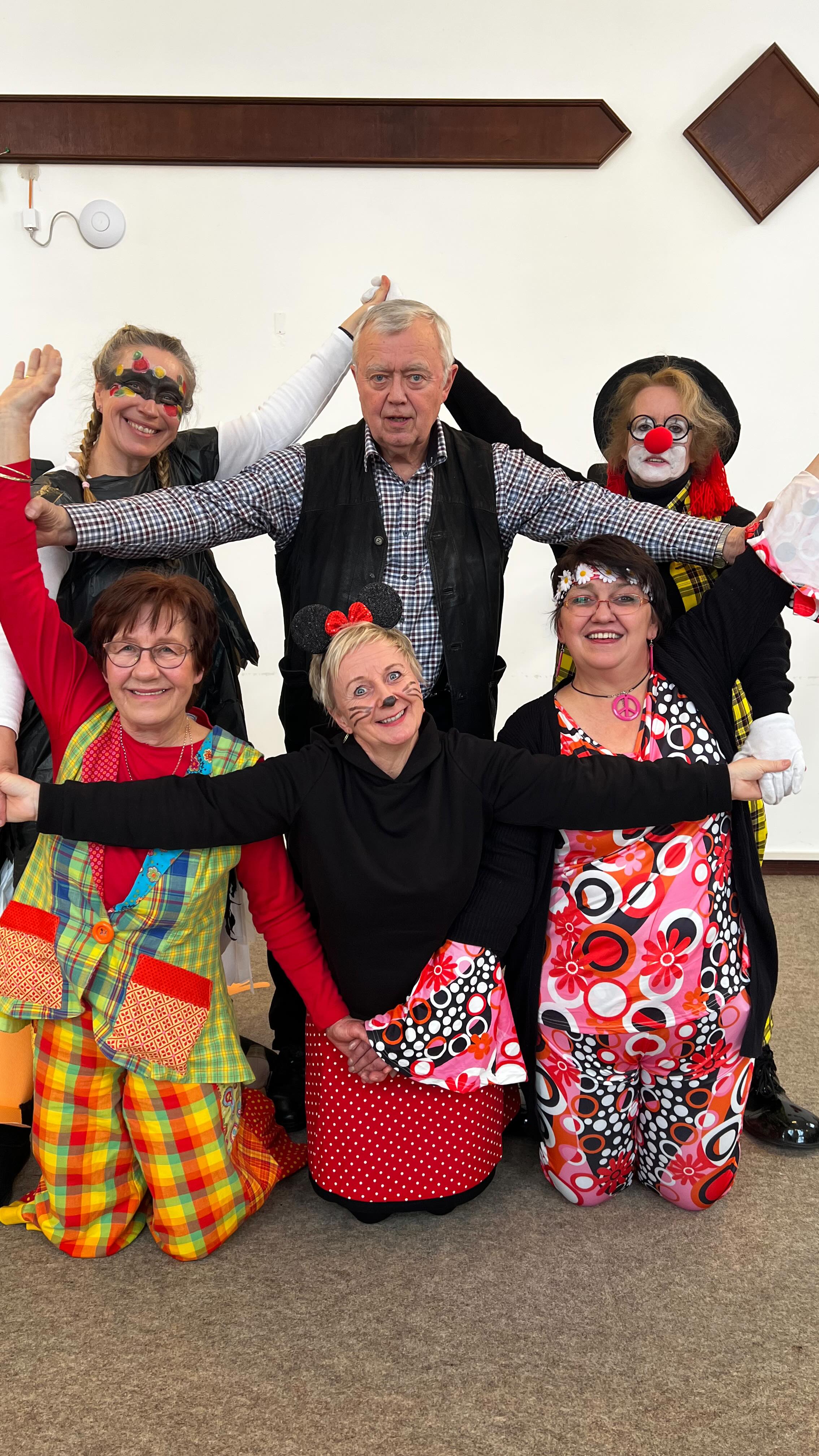 🎭🎉 Faschingsdienstag im Seniorenheim Sievershof 🎉🎭
Was für ein wunderbarer Nachmittag! 💛✨ Anderthalb Stunden voller Lebensfreude, Emotionen und ganz viel Spaß liegen hinter uns. 🥳💃🕺
Gemeinsam wurde getanzt, gelacht und geschunkelt – die Musik hat Erinnerungen geweckt und Herzen berührt. 🎶❤️ Ein riesiges Dankeschön an unsere großartigen Ehrenamtlichen 🌟, den Live-Musiker 🎤🎹 sowie unsere engagierten Betreuungs- und Pflegekräfte 👏💐, die diesen besonderen Tag möglich gemacht haben.
An unserer Sektbar 🍹✨ wurden alkoholfreie Cocktails serviert, es wurde angestoßen 🥂, gesungen 🎵 und einfach das Leben gefeiert! 🎈🎊
Fasching bedeutet, für einen Moment die Normen des Alltags hinter sich zu lassen 🎭, unbeschwert zu sein 😊, die Seele baumeln zu lassen 🌈 und gemeinsam fröhliche, heitere Augenblicke zu genießen. 💫
Denn Feste soll man feiern, wie sie fallen – und dieser Tag war ein ganz besonderes Fest! 🎉❤️
#Fasching #Lebensfreude #Gemeinschaft #SeniorenheimSievershof 🎭✨