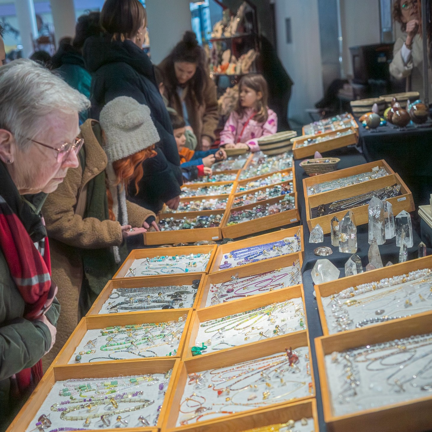 ✨ Danke für zwei funkelnde Tage! ✨
Die Edelsteintage Bremen am 14. + 15.02.2026 in der Messe Bremen haben dem Winter getrotzt – mit großartiger Stimmung, begeisterten Besucher:innen und leidenschaftlichen Aussteller:innen. 💎❄️
Danke an alle Gäste, Aussteller und das gesamte Team für dieses besondere Wochenende voller Glanz, Entdeckungen und schöner Begegnungen!
📅 Wiedersehen in Bremen: 20. + 21. Februar 2027
📍 Vorher sehen wir uns am 21. + 22. März 2026 im Hannover Congress Centrum
#Edelsteintage #Messe Bremen #EdelsteintageBremen #EdelsteintageHannover #HCC_Hannover #Edelsteine #Mineralien #Fossilien #Schmuck #Familienevent #Mineralienmesse #Danke 💖