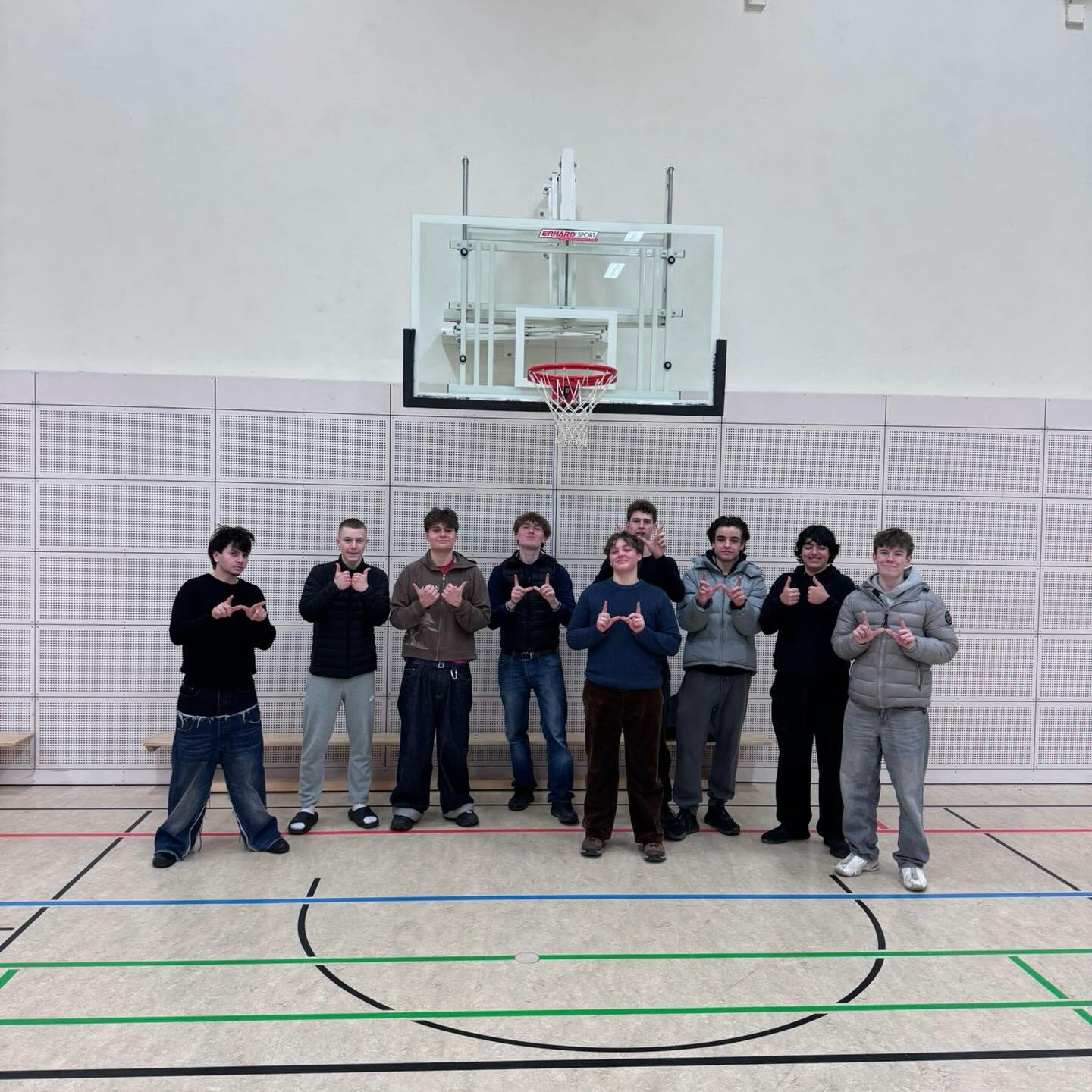 Am vergangenen Sonntag hatte unsere mu18-2 das Team von Alba Gropiusstadt zu Gast. Mal wieder werden wir mit größeren Gegenspielern konfrontiert, doch haben nur fünf Junior-Albatrosse den Weg in den Berliner Norden gefunden. Unser Spielplan war klar: Druck machen und Gas geben. Schnell den Ball spielen, so dass wir gar nicht in die Verlegenheit kommen, gegen deren Zonen-Verteidigung spielen zu müssen. Zu Beginn klappt das sehr gut. Mit unserer aggressiven Defense überraschen wir Alba und gehen schnell in Führung. Mit den ersten Wechseln kommen wir etwas aus dem Rhythmus. Gerade in der Defense machen wir es den Gästen zu leicht. Nach den ersten zehn Minuten führen wir 15:10. Im zweiten Viertel schaffen wir es wieder, unser Spiel zu spielen. Unsere Defense lässt den Gästen selten Chancen. Auch am Brett wird intensive verteidigt. Das verschafft und gute Ballbesitze, die wir durch schnelles Umschalten zu erfolgreichen Abschlüssen bringen können. Alba wirkt in dieser Phase schon sehr müde. Mit 15 Punkten Vorsprung geht es in die Pause. Ziel für die zweite Hälfte war es, alle Pankow-Spieler aufs Scoreboard zu bekommen. Das führt immer wieder zu Chaos im Halbfeld und bringt dazu Alba immer wieder ins Spiel. Entsprechend gehen wir mit neun Punkten Vorsprung ins letzte Viertel. Hier geben wir zu Beginn Vollgas und zeigen den Gästen das wahre Kräfteverhältnis. So spielen wir uns eine 17 Punkte-Führung sechs Minuten vor Ende heraus. Schönes Ergebnis, doch wir müssten halt weiter Basketball spielen. Aus irgendeinem Grund, machen wir das nicht. In der Offense fällt fünf Minuten für uns kein Korb. Viel zu oft versuchen wir uns in wilden Einzelaktionen, die dann an drei Alba-Spielern scheitern. Die unnötig häufigen Ballverluste führen auf der anderen Seite zu leichten Punkten der Gäste. So schaffen diese nach einem 17:0-Lauf eine Minute vor Ende den Ausgleich. Hier schaffen wir es wieder, den Schalter für Intensität zu finden. Wir halten Alba von unserem Korb fern, Spielen aggressive Defense, holen uns Bälle und finden Lücken in der Abwehr. So spielen wir uns zu einem 64:60-Sieg.