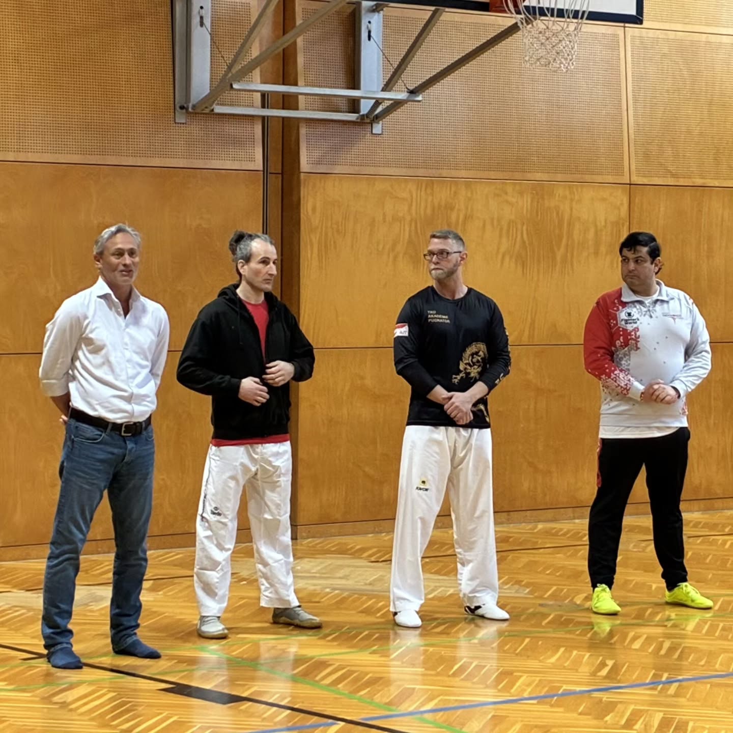🥋✨ WAS FÜR EIN TAG!Heute hat der Wiener Taekwondo Verband Lehrgang in Wien stattgefunden – und die Energie in der Halle war einfach unglaublich! 🔥Rund 30 junge Sportler:innen aus Wien haben sich heute zusammengefunden, um gemeinsam zu trainieren, zu wachsen und Taekwondo auf ein neues Level zu bringen. Ganze 5 Stunden voller Technik, Schweiß, Lachen und echter Teamenergie – genau so lieben wir es! 💪Ein riesiges Dankeschön an die drei Coaches Cesar Valentim, David Kien und Rene Pernitsch, die heute wieder einmal bewiesen haben, warum Wien zu den stärksten Taekwondo-Standorten Österreichs gehört. Ihr seid klasse! 👏Teamgeist, Leidenschaft und der Wille, jeden Tag besser zu werden – das ist der Wiener Taekwondo Spirit. 🏙️🥋Wir sind schon gespannt, was dieser Jahrgang noch alles erreichen wird. Die Zukunft des Wiener Taekwondos ist in besten Händen! 🌟---💬 Warst du heute dabei? Schreib es uns in die Kommentare! 👇---#WienTaekwondo #WienerTaekwondoVerband #Lehrgang #Taekwondo