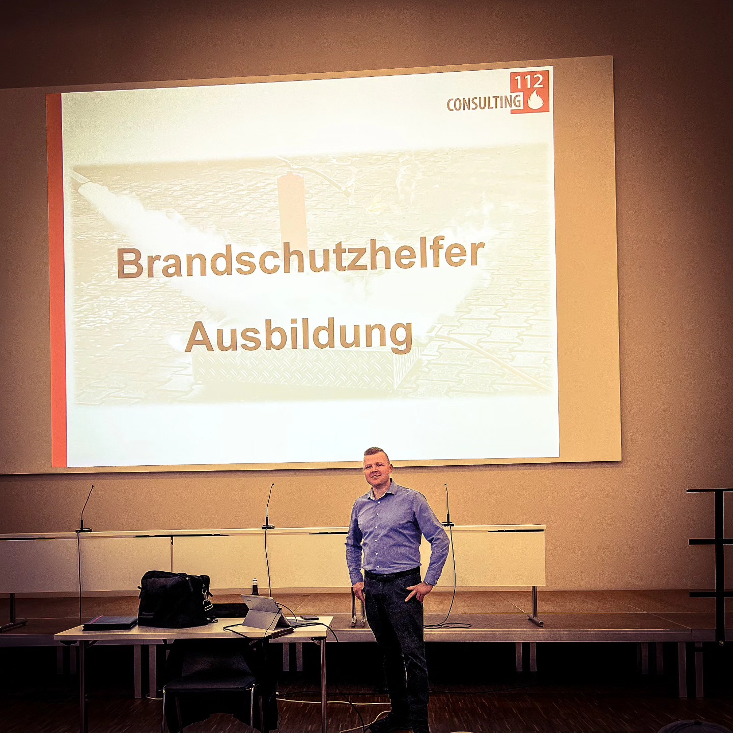 Eine sorgfältig geplante und in allen Phasen ihres Ablaufs durchdachte Evakuierung eines Objektes stellt einen wichtigen Baustein der Gefahrenabwehr bei plötzlich eintretenden Unglücksereignissen (z. B. Brand oder Explosion) dar. Eine ungeplante, dem Zufall überlassene Evakuierung würde die Betroffenen einem unkalkulierbaren Risiko aussetzen und ist nicht vertretbar. Das Evakuierungskonzept beschreibt Maßnahmen des eigenen Personals und gilt vom Zeitpunkt der Brandentdeckung bis zum Eintreffen der Feuerwehr.
Sie haben noch keine Evakuierungsübung durchgeführt oder Fragen zum Ablauf oder zu Konzepten ❓
Sprechen Sie uns an❗
https://www.consulting112.info/
#brandschutzhelfer #brandschutzunterweisung #feuerlöscher #feuerwehr #feuerwehrausbildung #Brandschutz #brandschutzbeauftragter #brandschutzunterweisung #brandschutzschulung
#brilon #sauerland #ruhrgebiet #nordrheinwestfalen #feuerlöschertraining #feuerwehrausbildung #uvv #seminar #berufsqualifizierung #firefighter #112 #ausbildung #job #architecture #unfall #versicherung #evakuierung #feuerundflamme #altenpflege #krankenhaus #schule