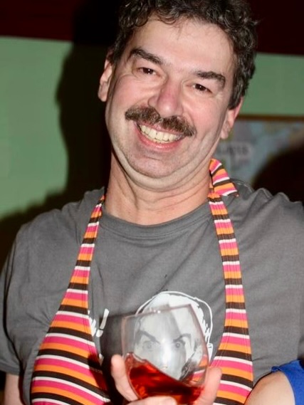 Die tägliche Portion Paul – 27. Februar ?❄️
Ja, ich heiße Paul – und nein, ich stehe nicht auf einer Eisscholle. Aber genau diese Eisscholle wird immer dünner.
Liebe Freunde, heute ist der Welttag des Eisbären. ?❄️?
Ein Eisbär kümmert sich nicht um Debatten. Er führt keine Diskussionen. Er braucht schlicht Eis unter den Tatzen, Nahrung im Meer und Raum zum Überleben. Wenn das Eis verschwindet, wird sein Lebensraum kleiner. So einfach ist das. ?
Mit einem Eisbären kann ich euch heute nicht dienen –
aber mit einem, der mindestens genauso viel Liebe zur Natur hat. ?
Heimatverbundenheit entsteht nicht von allein. Sie wächst dort, wo Menschen sich einbringen – in der Familie, im Verein, in der Gemeinschaft. Dort wird der Grundstein gelegt, damit man sich zuhause fühlt. Und wer sich zuhause fühlt, geht auch achtsam mit seiner Umgebung um. ?
Und wenn wir über echte Naturverbundenheit sprechen, dann kommen wir an einem nicht vorbei: unserem Matthias.
Er ist gefühlt mehr draußen als drinnen und hat ein Auge für alles, was hier kreucht, fleucht, grünt und blüht. Wenn irgendwo etwas wächst oder durchs Gras huscht, weiß Matthias ziemlich sicher, was es ist. ?
Wer also mal genauer hinschauen will, was unsere Heimat so alles hergibt, der sollte sich einfach mal den Matthias ausborgen. Der kennt hier jede Blume und jeden Grashalm persönlich. ?
Natur beginnt nicht am Nordpol. Sie beginnt hier.
Und Heimat bleibt lebenswert, wenn wir gemeinsam auf sie achtgeben und sie gestalten.
Ich wünsche euch allen einen richtig schönen Freitagabend und ein bombastisch schönes Wochenende.
Genießt die Sonne, geht raus, atmet durch – das Wetter gibt es her und der Frühling klopft schon ganz deutlich an. ??
Passt gut auf euch und auf eure Heimat auf.
Euer Paul
#DieTäglichePortionPaul #WelttagDesEisbären #Heimatverbunden #Oberlausitz #Natur Vereinsleben Wochenende ??