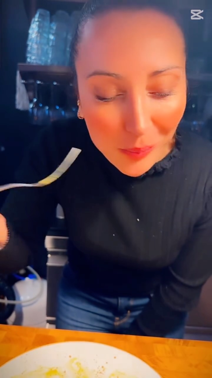 Spaghetti alla chitarra trufada del nuestro chef @javier.campagnaro
———-
Spaghetti alla Chitarra es una pasta tradicional de la región de Abruzos, en Italia, caracterizada por su sección cuadrada. Aquí tienes la receta para hacer la pasta casera y la salsa trufada.
——-
Ingredientes para la pasta (4 personas):
• 400 g de harina tipo “00” (o sémola de
trigo duro)
• 4 huevos
• Una pizca de sal
Para la salsa trufada
• 4 yemas de huevo
• 100 g de queso Pecorino Romano rallado
• 1 cucharadita de aceite de trufa
• Trufa negra fresca (opcional, para rallar al final)
• Sal y pimienta negra recién molida al gusto
Buon appetito
#spaghetti #allachitarra #buonappetito #trufada #trufa #barcelona #poblenou #italiano #singluten #pizza #sinlactosa #restaurante #comidacasera #pastacasera