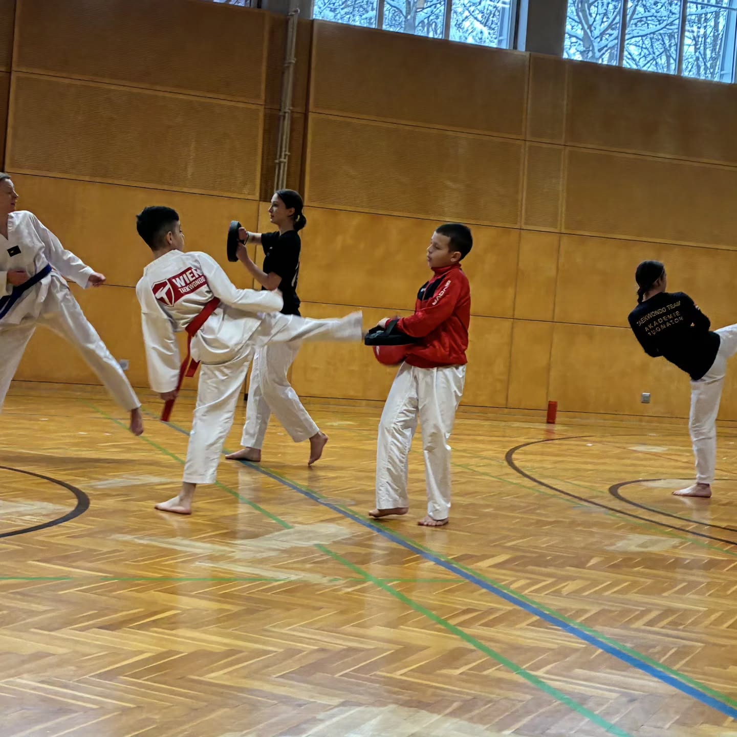 🥋✨ WAS FÜR EIN TAG!Heute hat der Wiener Taekwondo Verband Lehrgang in Wien stattgefunden – und die Energie in der Halle war einfach unglaublich! 🔥Rund 30 junge Sportler:innen aus Wien haben sich heute zusammengefunden, um gemeinsam zu trainieren, zu wachsen und Taekwondo auf ein neues Level zu bringen. Ganze 5 Stunden voller Technik, Schweiß, Lachen und echter Teamenergie – genau so lieben wir es! 💪Ein riesiges Dankeschön an die drei Coaches Cesar Valentim, David Kien und Rene Pernitsch, die heute wieder einmal bewiesen haben, warum Wien zu den stärksten Taekwondo-Standorten Österreichs gehört. Ihr seid klasse! 👏Teamgeist, Leidenschaft und der Wille, jeden Tag besser zu werden – das ist der Wiener Taekwondo Spirit. 🏙️🥋Wir sind schon gespannt, was dieser Jahrgang noch alles erreichen wird. Die Zukunft des Wiener Taekwondos ist in besten Händen! 🌟---💬 Warst du heute dabei? Schreib es uns in die Kommentare! 👇---#WienTaekwondo #WienerTaekwondoVerband #Lehrgang #Taekwondo