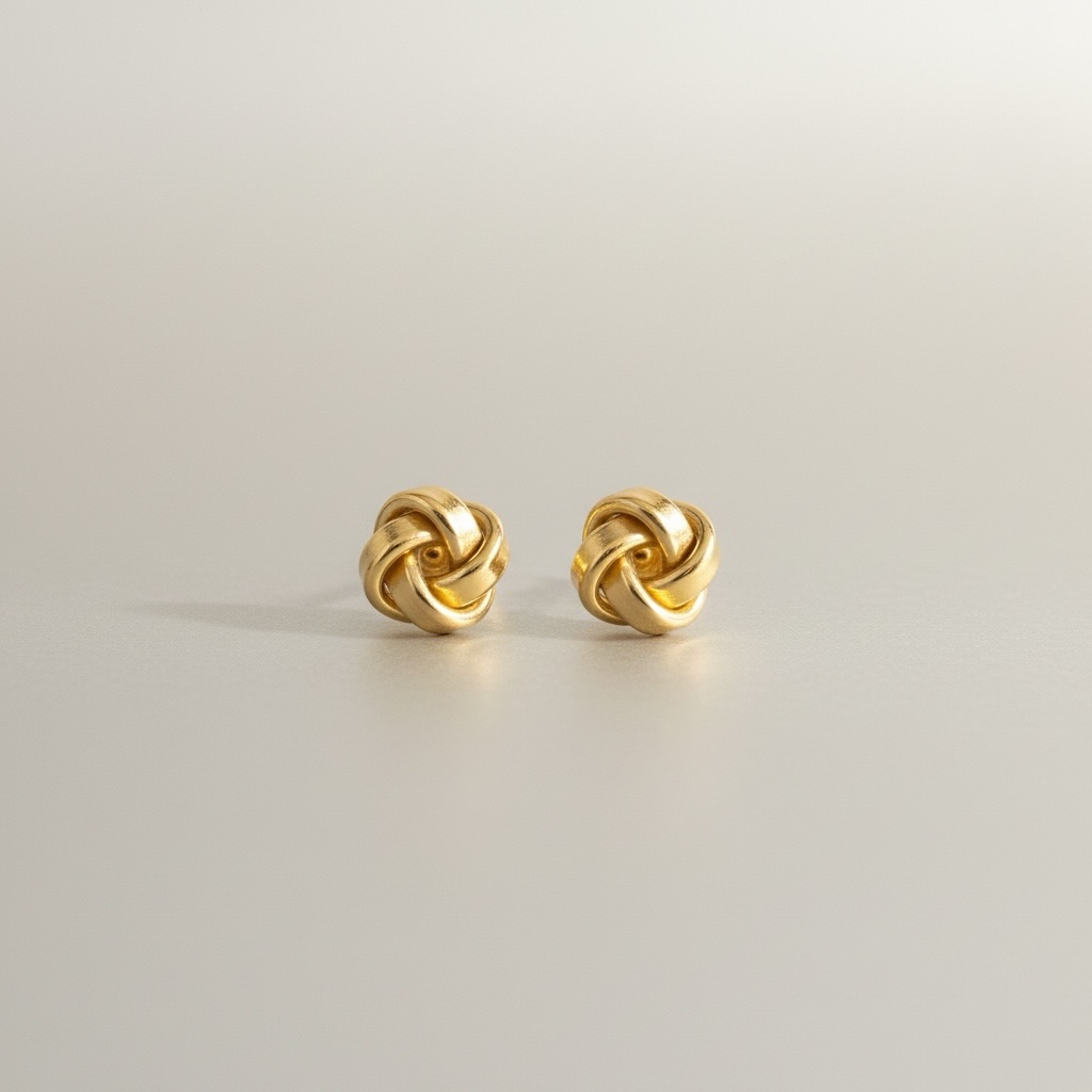 ✨ Golden Knot – zeitlose Eleganz ✨
Ein Symbol für Verbundenheit & Ewigkeit.
Unsere Knoten-Stecker vereinen klassisches Design mit moderner Eleganz.
Ein Must-Have für jede Schmucksammlung.
Limitierte Stückzahl 💛
#luxurystyle #goldenearrings #klassisch #schmuckboutique #styleinspiration
