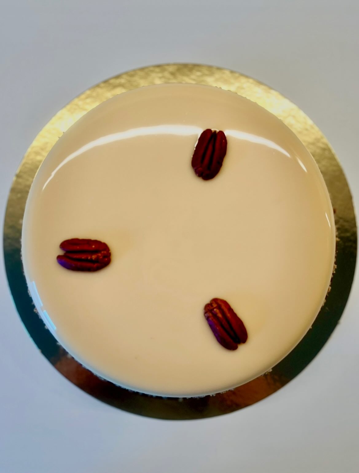 Bonjour à tous,
Il y a quelques semaines, j’étais à Lyon pour un stage aux côtés de Mehdi et de @thefrenchpatissier
Au programme : techniques, précision, équilibre… et beaucoup de gourmandise.
Avec mon binôme du moment, @celiaencuisine , nous avons travaillé sur une petite pépite :
✨ la tarte poire, Dulcey & poivre.
Un équilibre incroyable.
Fine, élégante, gourmande… avec ce petit caractère apporté par le poivre qui vient réveiller la douceur du chocolat Dulcey.
Impossible de ne pas la refaire.
Je l’ai donc revisitée en format plus familial, diamètre 20 cm — parce que certaines choses méritent d’être partagées (ou presque 😏).
Elle se compose de :
• une pâte sucrée
• une crème d’amande pécan
• une compotée de poire
• une ganache montée Dulcey & poivre de Kampot
Un immense merci à @thefrenchpatissier pour cette transmission.
Encore une création qui a fait l’unanimité.
La formation, c’est aussi ça : apprendre, affiner, puis s’approprier.
Belle journée à tous 🤍
#patisserieartisanale #pecan #poire #transmission #partage