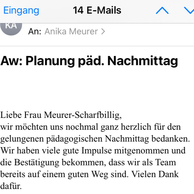 Wenn Gefühle groß werden
Sozial-emotionale Entwicklung und Selbstregulation im Kindesalter
Diese Woche durfte ich einen pädagogischen Nachmittag mit einem unglaublich interessierten und engagierten Team von Fachkräften verbringen. Gemeinsam haben wir uns mit der Frage beschäftigt:
Wie können wir Kinder gut begleiten, wenn Gefühle groß werden?
Im Alltag mit Kindern begegnen uns viele emotionale Situationen:
Kinder werden wütend, sind frustriert, ziehen sich zurück oder reagieren ängstlich. Manchmal kochen die Gefühle hoch – bei den Kindern, aber auch bei uns Erwachsenen.
Gerade hier zeigt sich, wie wichtig stabile und unterstützende Beziehungen für eine gesunde Entwicklung sind. Kinder lernen Selbstregulation nicht allein – sie entwickeln sie in Beziehung.
Durch Co-Regulation:
durch ruhige Präsenz, Verständnis, Orientierung und sichere Bindung.
Wir haben uns angeschaut:
• wie sich sozial-emotionale Entwicklung im Kindesalter entfaltet
• warum starke Gefühle ein wichtiger Teil dieser Entwicklung sind
• was im Nervensystem von Kindern passiert, wenn Stress entsteht
• und wie Fachkräfte und Eltern Kinder in herausfordernden Momenten gut begleiten können
Besonders wertvoll war der Austausch darüber, wie wir auch ruhige, ängstliche oder introvertierte Kinder stärken können – und wie wir Eltern entlasten und Sicherheit geben, wenn sie sich fragen, ob ihr Kind „richtig“ mit Gefühlen umgeht.
Denn Kinder brauchen vor allem eines:
Erwachsene, die verstehen, was hinter ihrem Verhalten steckt.
Vielen Dank an dieses offene und reflektierte Team für den spannenden Nachmittag und den wertvollen Austausch! 🌱
#sozialemotionaleentwicklung #kitaalltag #familienalltag #selbstregulation #coregulation #pädagogischefachkräfte #kindlicheentwicklung #bindungsorientiert #kinderbegleiten #pädagogik #emotionsregulation #beratung #coaching #familienberatung #kinderberatung #elternberatung #teamfortbildung #psychotherapie #praxis #koblenz #maifeld #waldesch #mosel