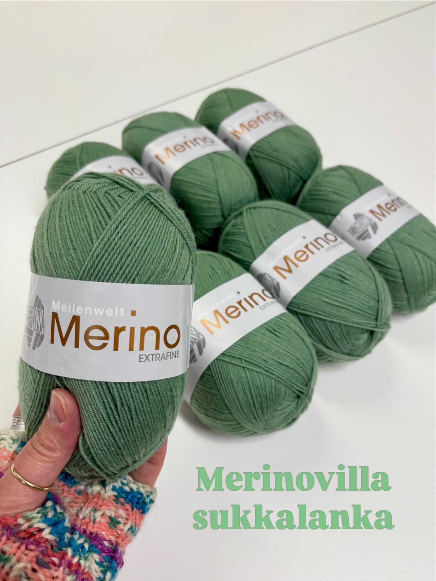 Tulipas tilattua nätti vihreä väri merinovillaiseen sukkalankaan ?
Vai mitä mieltä sie oot?
Merino extrafine on se sika pehmeä lanka joka tuntuu hyvälle ihoa vasten.
Sopii siis sukkien lisäksi pipoihin, lapasiin, asusteisiin ja muihin neuleisiin.
#merinovilla
#merinovillasukat
#lanagrossameilenweitmerino
#vihreä
#lankakauppalappeenranta