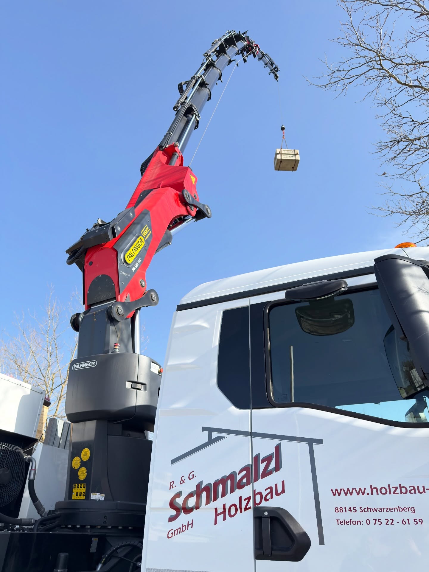 TEC Training meets Allgäuer Holzbau ?
Für die Firma Holzbau Schmalzl durfte ich ein intensives Kleingruppentraining mit dem PALFINGER PK 580 TEC mit PJ 150 durchführen.
Gewohnte TEC-Performance trifft auf modernste Assistenzsysteme:
✔️ PALTRONIC 180
✔️ P-STAB Nivellierassistent
✔️ HPSC inkl. Zusatzmodule für maximale Hubkräfte unter beengten Verhältnissen
Gerade im Holzbau, wo Präzision und Reichweite entscheidend sind, zeigt sich, was technisch möglich ist – wenn der Bediener das System versteht und souverän nutzt.
? Trainingsfokus:
Die Leistungsfähigkeit des Kranes gezielt weiter ausbauen, Bewegungsabläufe optimieren und die Assistenzsysteme nicht nur nutzen – sondern wirklich verstehen und sinnvoll einsetzen.
Mit großem Erfolg. ?
Abgerundet wurde das Training durch den PALFINGER VR2 Simulator, der nochmals Konzentration, Koordination und Feingefühl gefordert hat.
Vielen Dank an meine „Schüler“ und an @holzbauschmalzl für das Vertrauen – es hat richtig Spaß gemacht mit euch!
@palfingerag
@kurz_fahrzeugtechnik