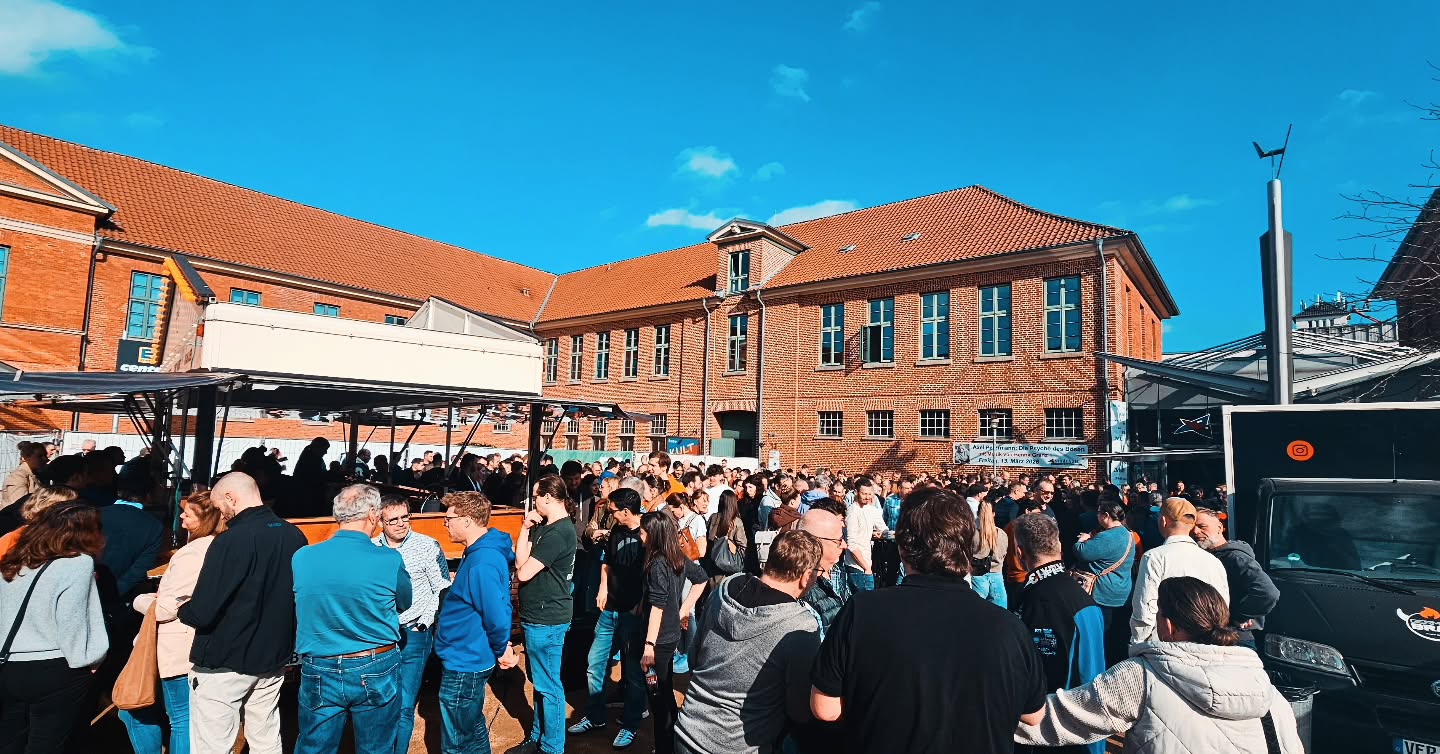 ?? Betriebsversammlung in der Stadthalle Verden – was für ein Event!
Vor kurzer Zeit durften wir bei der Betriebsversammlung in der Stadthalle Verden mit dabei sein und hunderte Mitarbeitende in kurzer Zeit verköstigen. In rund 75 Minuten ging ordentlich was über den Tresen. ?
Von unseren Klassikern wie Pommes, der legendären German Brat (unsere Bratwurst), Krakauer, Burgern, veggie Optionen und vielem mehr – für jeden Geschmack war etwas dabei. ???
Vielen Dank für diese tolle Veranstaltung – und ein riesiges Dankeschön an unser starkes Team, ohne euch wäre so ein Einsatz nicht möglich. ?
Stillstand gibt es bei uns nicht:
? Sonntag geht es zum Frühlingsfest Oyten, anschließend wird vorbereitet und aufgeladen, denn die nächste große Betriebsversammlung steht schon an.
@vds.oyten
Dort geht es inkl. Ausschank weiter – als SoBrat.
Mit dabei: die komplette Infrastruktur – von Leinwand, Beamer und Beschallung bis hin zu Getränken, Mittag XXL, Bestuhlung und allem, was zu einer Veranstaltung in diesem Rahmen dazugehört.
@solightveranstaltungstechnik
Wir freuen uns auf alles, was kommt! ?
www.germanbrat.de