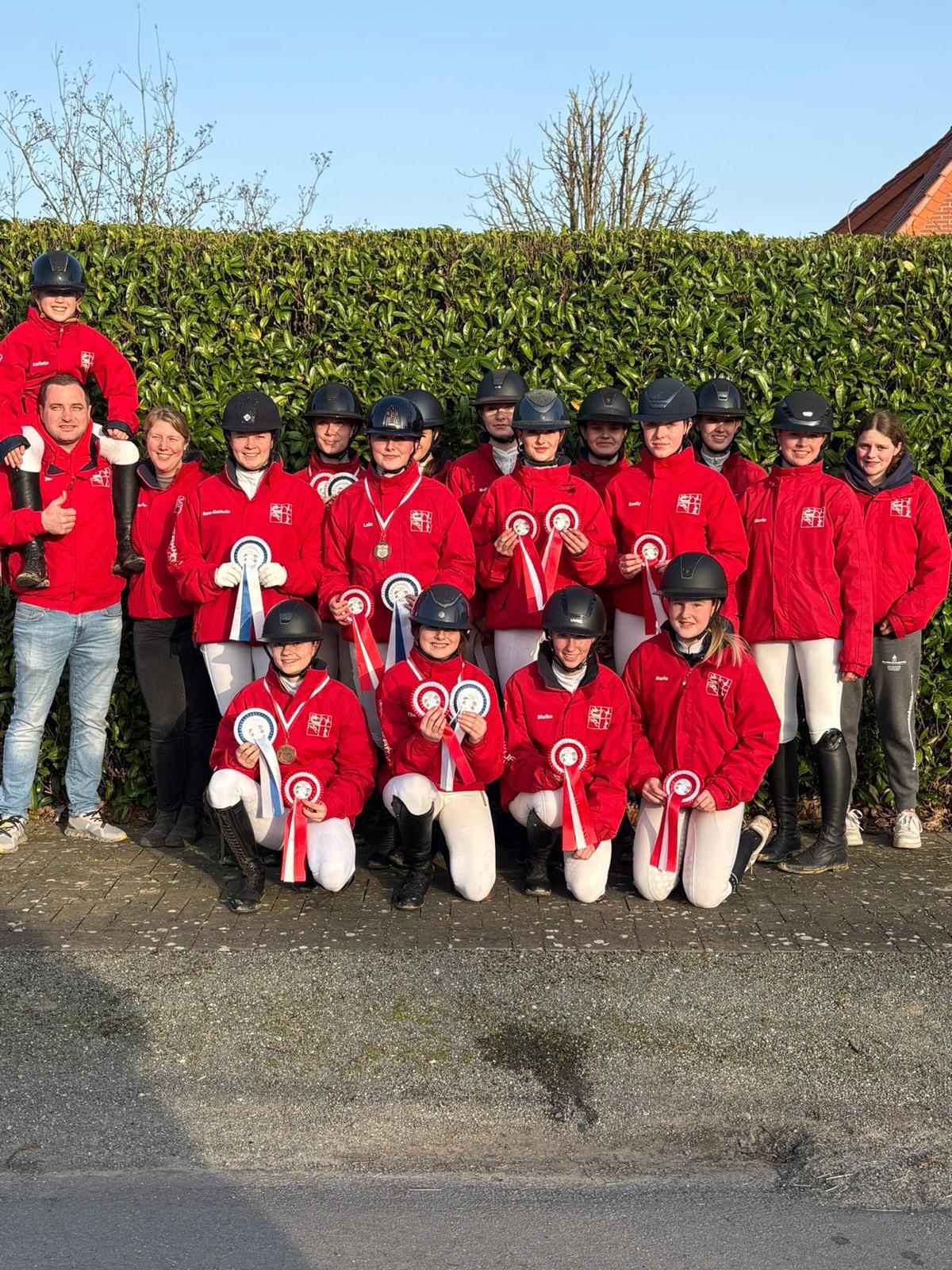 ? Westfälischer Vierkampf 2026 ?
Beim diesjährigen Vierkampf ging unser Vereinsmitglied Karla Wehrmann als Einzelstarterin für den Kreis Minden-Lübbecke an den Start – und zeigte dabei starke Leistungen! ?✨
In der Dressur präsentierte sie gemeinsam mit Sam eine tolle Runde und wurde mit der Wertnote 8,1 belohnt. Damit erreichte sie einen hervorragenden 6. Platz.
Auch im Springen überzeugte Karla: Zusammen mit Caipi erhielt sie ebenfalls die Wertnote 8,1 und belegte damit einen starken 7. Platz von insgesamt 56 Startern.
Wir sind als Verein sehr stolz auf Karla und freuen uns über ihren Einsatz und diese tollen Ergebnisse beim westfälischen Vierkampf. Herzlichen Glückwunsch! ??
#vierkampf #vierkampfteammindenlübbecke #stolz #glückwunsch