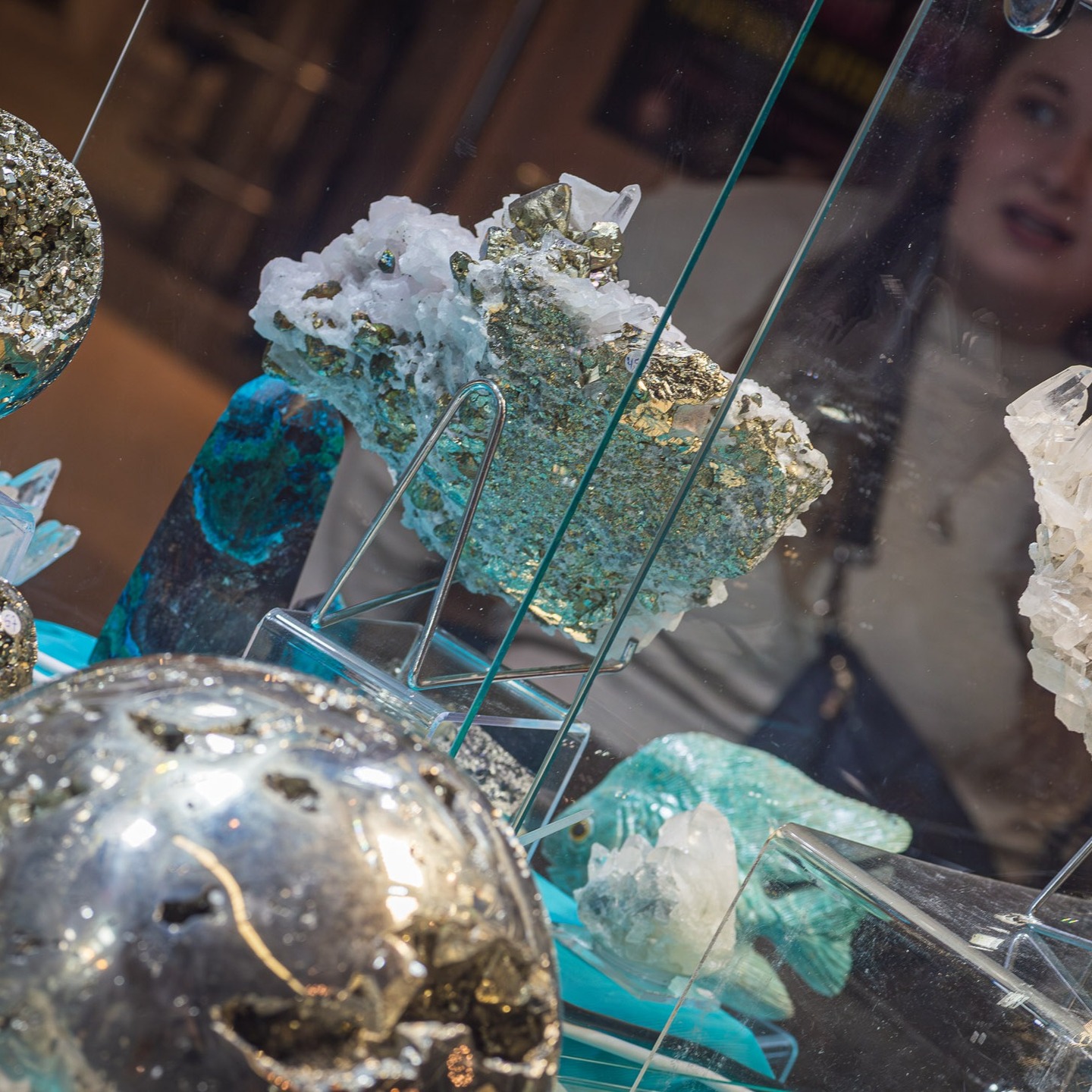 ✨ Edelsteintage Hannover 2026 ✨
In einer Woche ist es soweit!
Am 21. + 22. März verwandelt sich die Glashalle im HCC wieder in ein Paradies für Mineralien- und Schmuckliebhaber.
Über 60 internationale Aussteller präsentieren seltene Mineralien, funkelnde Kristalle, Fossilien, Schmuckstücke und viele besondere Sammlerstücke.
💎 Entdecken
💎 Staunen
💎 Schätze finden
Ein echtes Familienevent:
Kinder bis 14 Jahre haben in Begleitung freien Eintritt.
📍 Glashalle im HCC – Hannover
📅 21.–22.03.2026
Wir freuen uns auf euch! ✨
#edelsteintage #hannover #mineralien #edelsteine #kristalle #fossilien #schmuck #mineralienbörse #edelsteinenergie #familienevent #crystalevents